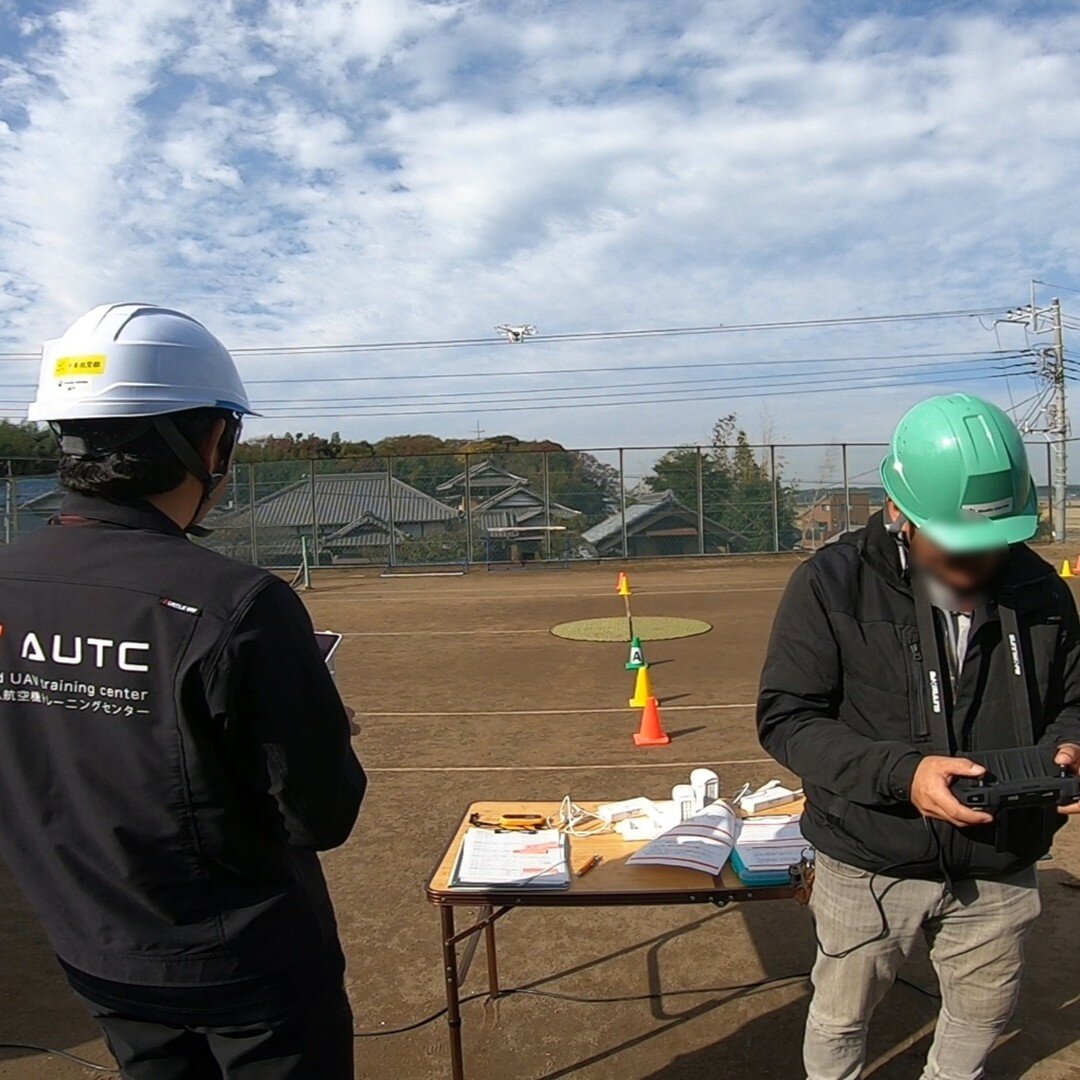 【二等・目視内限定解除講習】
本日は、二等の目視内限定解除（いわゆる目視外飛行）で機体が見えない状況で、カメラのみで安全確認や移動などを行う訓練（講習）を実施しました。