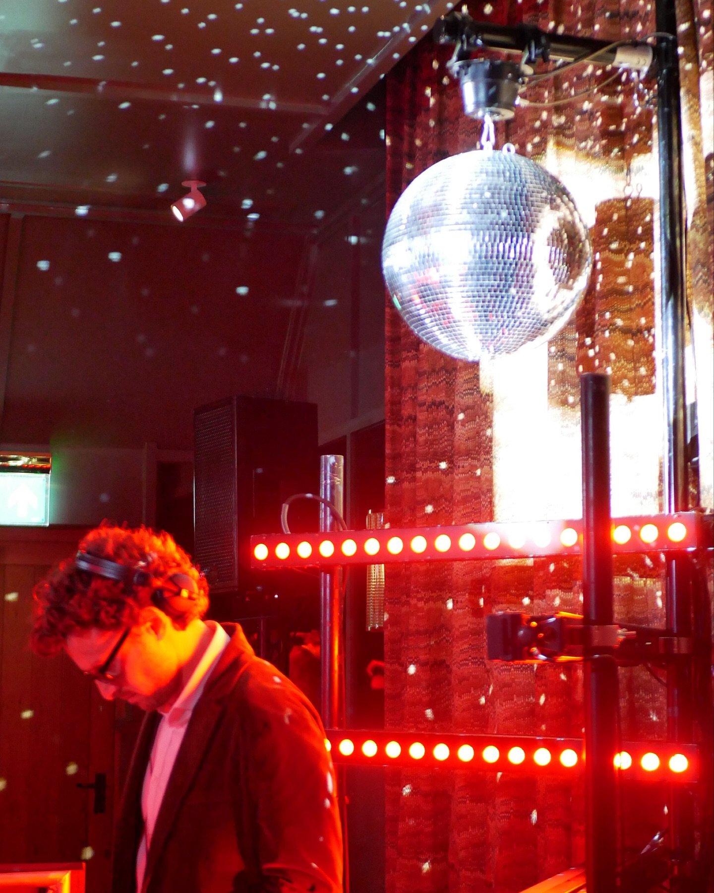 DJs deserve great production too!
It doesn’t take much to take a DJ setup from drab to fab. A thoughtfully designed booth, some great lighting, and that all-important disco ball bring vibes upon vibes 🔥
@scrlgallery #scrl #scrlgallery #djboo