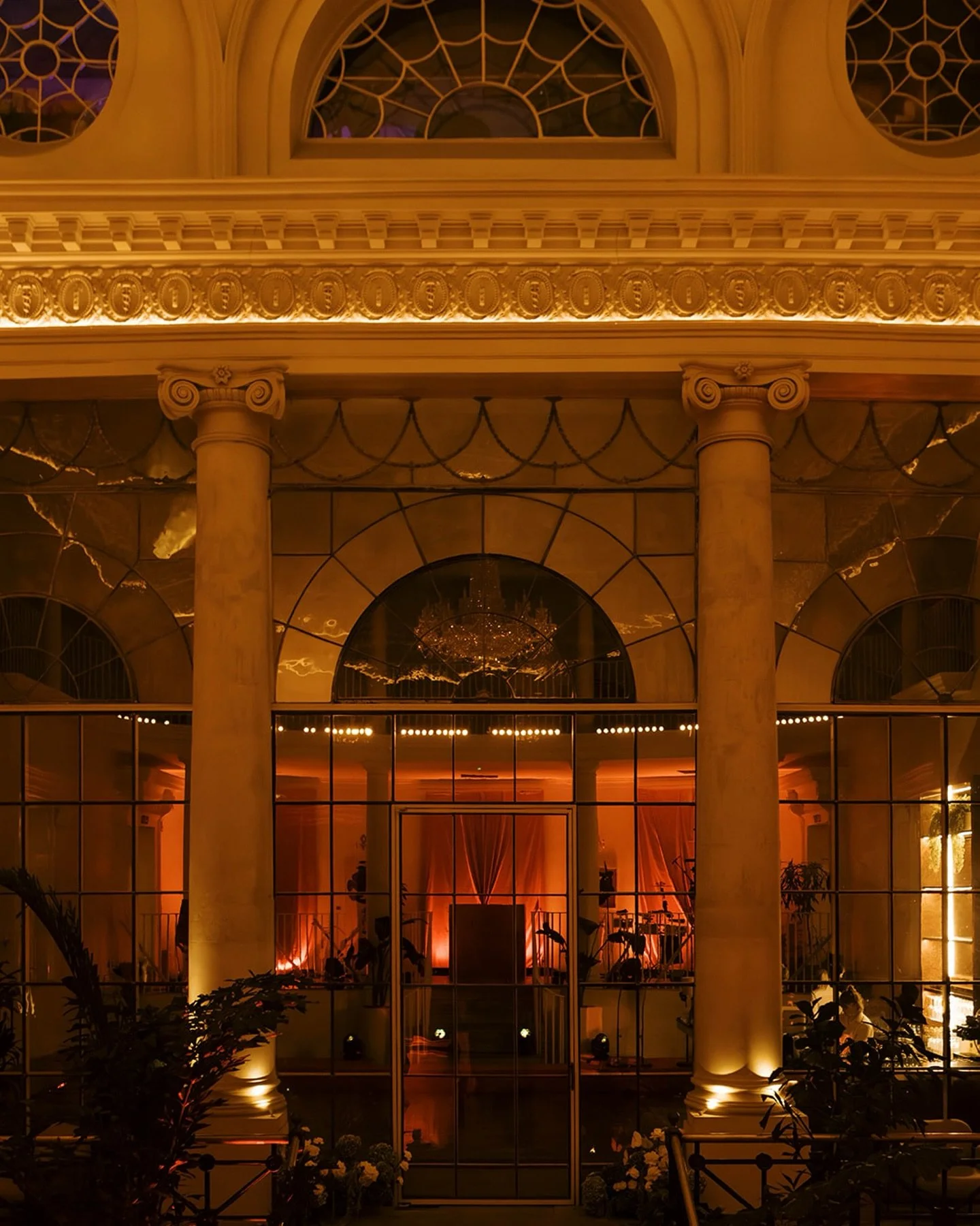 High stakes. Bold lighting. Lucky in Love ❤️♠️
The dream team:
📷 @emmylou.kelly 
📕@svnstories
🎸@ldnentertainment 
🏰@old_sessions_house 
🌹@lexhamiltonfloralstudio 
🃏@burlingtongames 
🎥@thesmithsandco 
#oldsessionshouse #tloas #londonwe