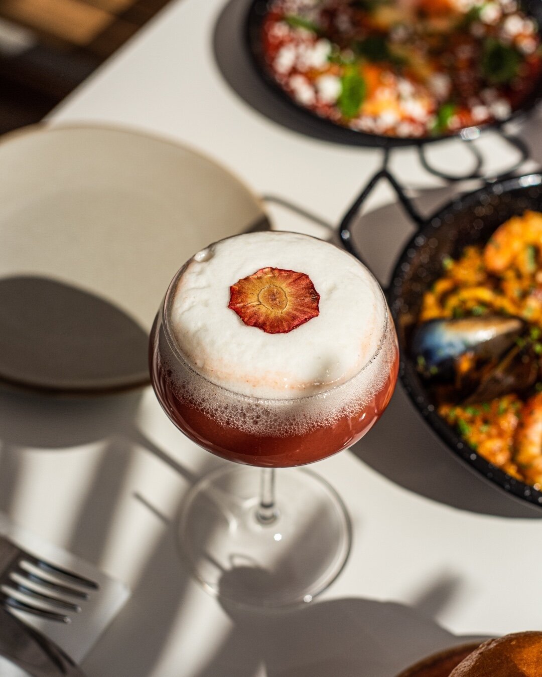 Counting the days until the next long weekend...Sip on our Fresa Y Cava while you wait, strawberry pure&eacute; and extra brut cava topped with a light and refreshing elderflower foam 🌞 

📸 @rebeccadickson_photography