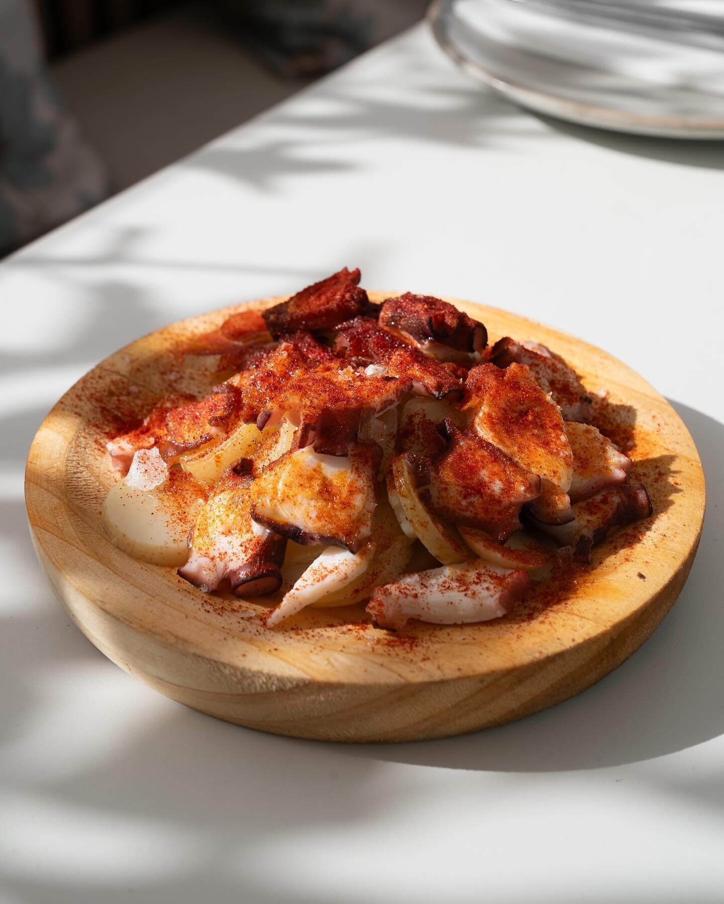 Pulpo a la Gallega🦑

A dish so classic, it's practically a Spanish tradition! Octopus 🐙 + potatoes 🥔 + paprika 🌶️ = &iexcl;Ol&eacute;!

#pulpoalagallega #tapaslovers #lagambalondon #southbankcentre