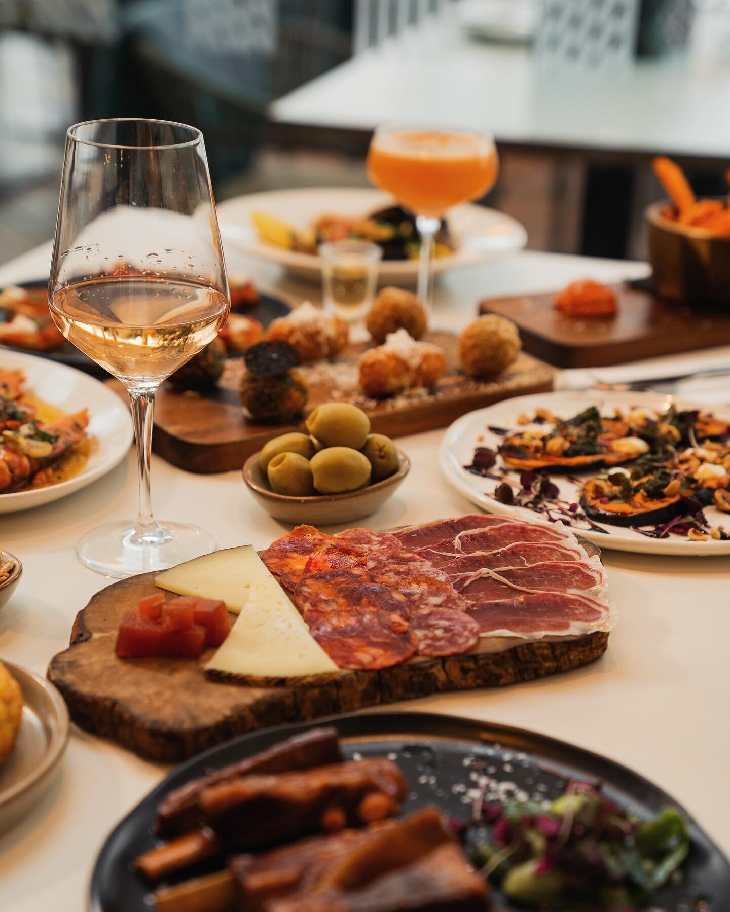 Weekends call for tapas and cheers!🍷
Join us for Spanish flavours by The Thames,from savory to sweet. Good times await! 🙌
.
.
.
#saturdaybrunch #saturdaythoughts #tapaslondon #spanishfoods #tapasespa&ntilde;olas #londontapas #foodloversofinstagram 