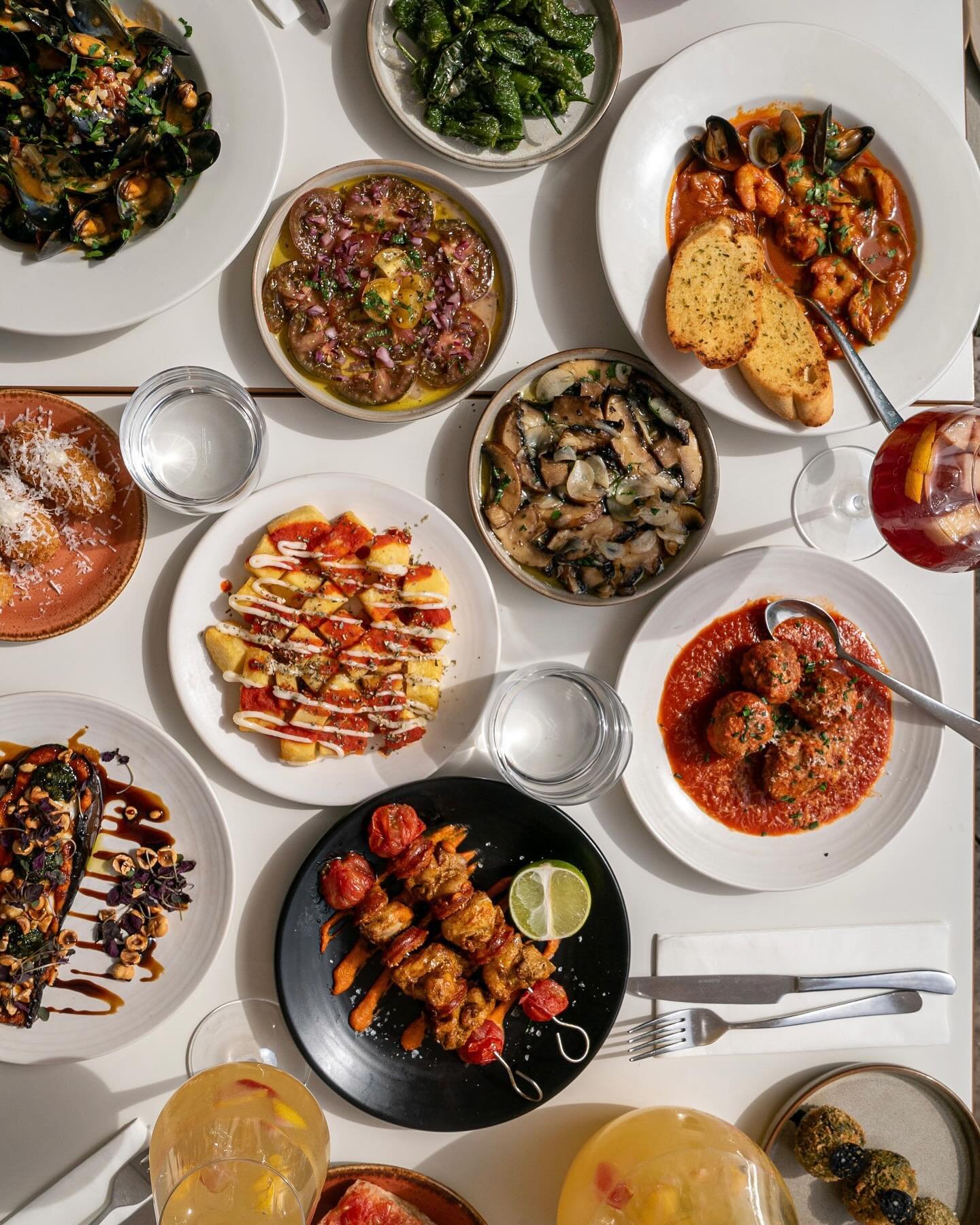 Ready, set, tapas! 🍽️
With so many tempting options, it's hard picking just one! Which tapa steals your heart?😄
.
.
.
.
#tapasrestaurant #tapasnight #tapastime #tapaslover #tapaslovers #londonfoodscene #londonfoodguide #lagambalondon