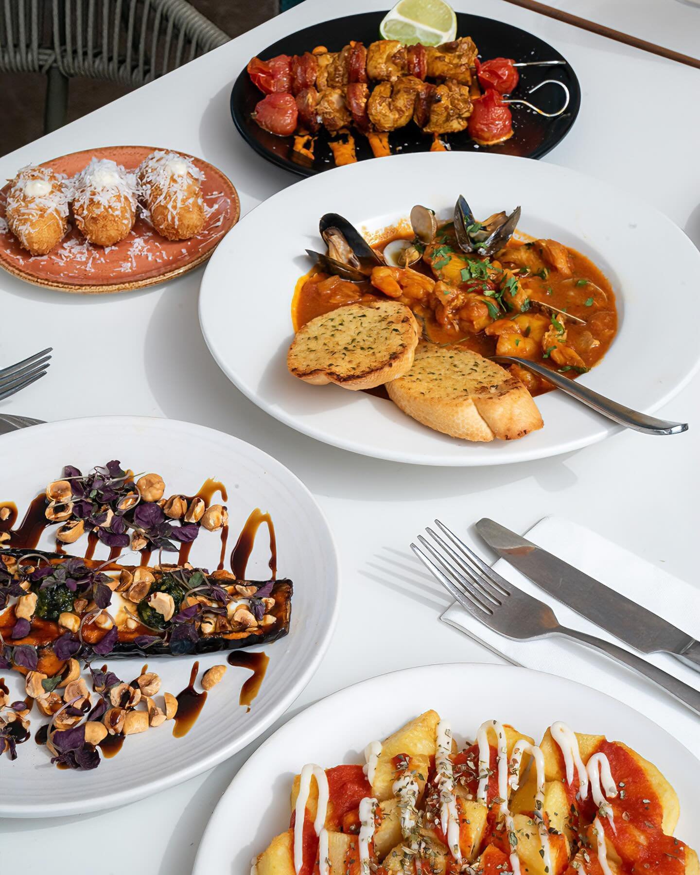 Hungry? 🍽️Our set lunch menu has your back. Warning‼️: may cause severe cases of tapas addiction. You've been warned!🤭
.
.
.
.
#tapaslover #setlunch #lunchtime #riversideview #southbanklondon #lagambalondon