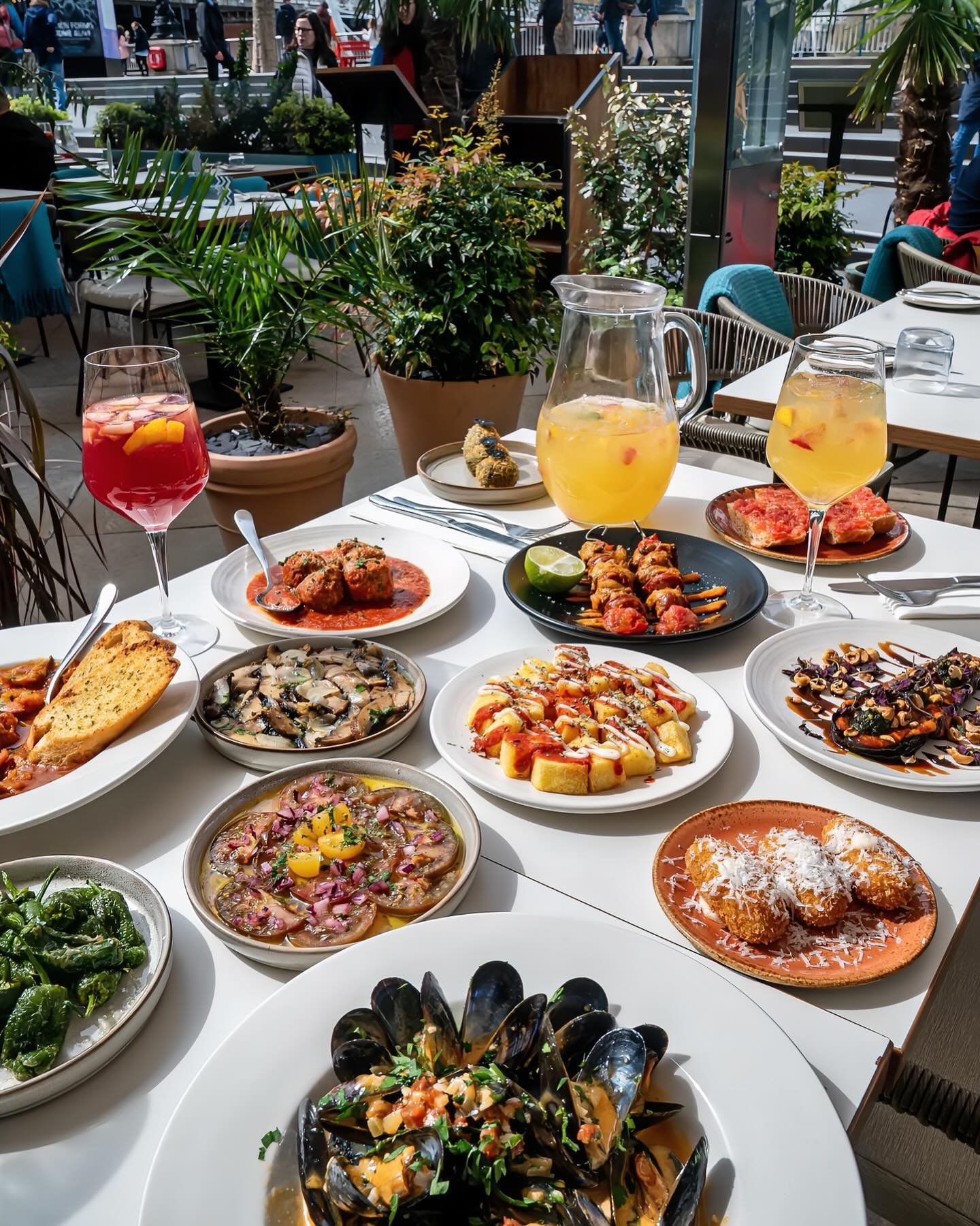 Picture this: 17&deg; sunny day in the terrace☀️, surrounded by Sangria🍷 and Tapas.🍽️ Feels like Spain, doesn't it? But nope, it's London, with the iconic views. Life's full of surprises! 🇬🇧🇪🇸
.
.
.
.
#terraceview #terrace #alfrescodining #alfr