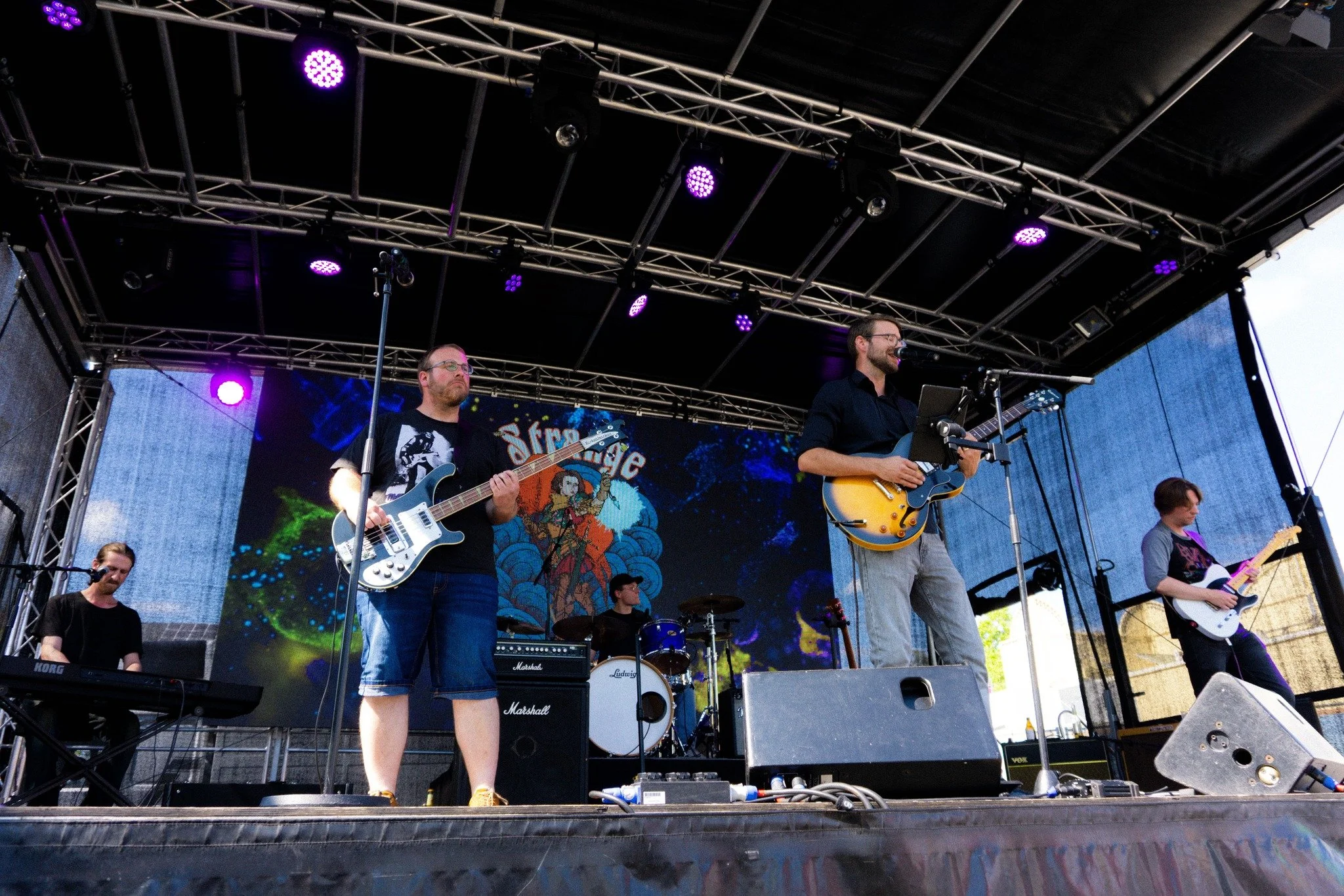 Danke Bitburg!

Hier ein paar bezaubernde Bilder unseres gestrigen Auftritts beim Retro Grenzland-Treffen auf dem Bedaplatz. 

Danke auch an show.factory_bitburg f&uuml;r die Technik! Der Bildschirm hat Eindruck hinterlassen.

#livemusic #psychedelic