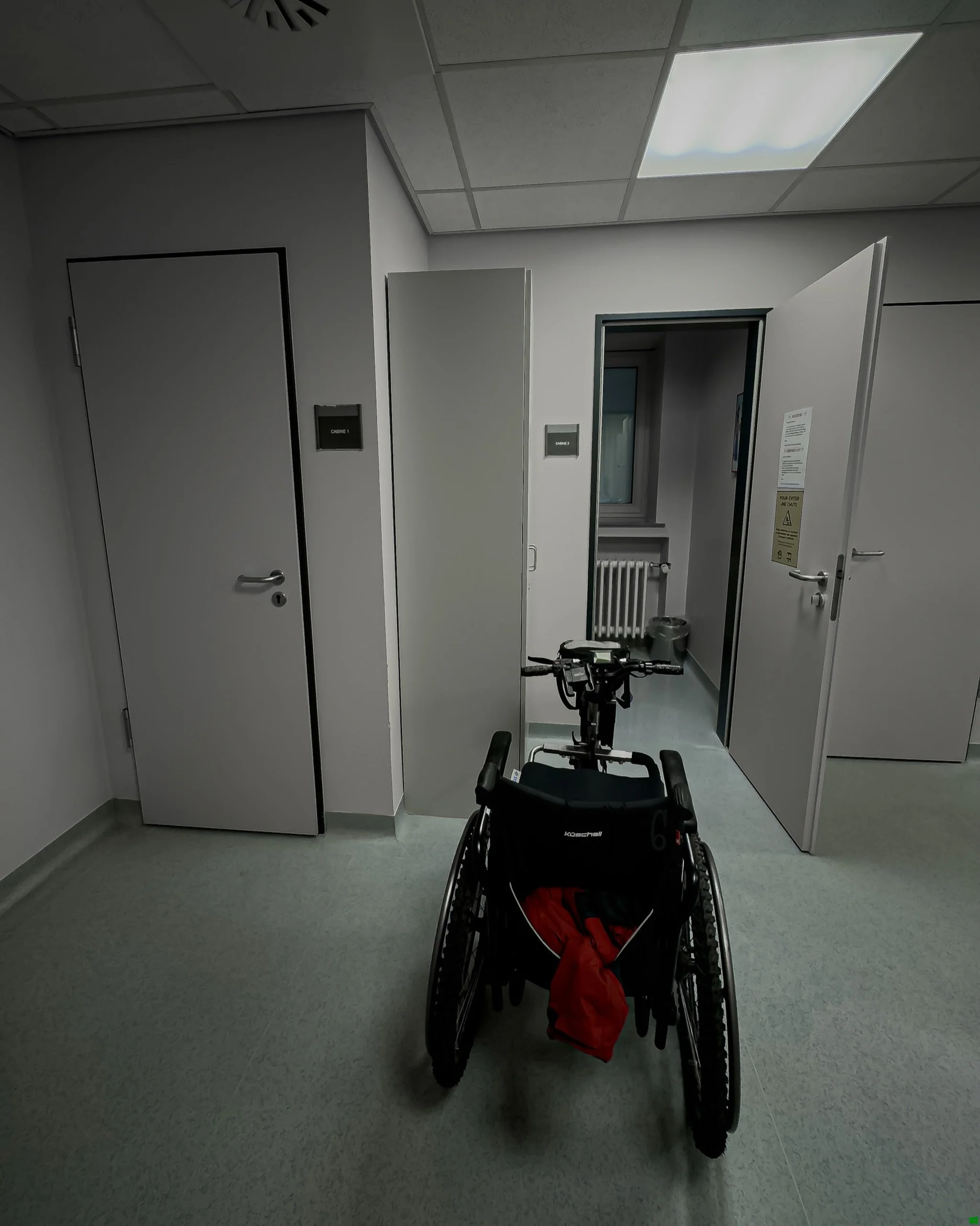 Resilience diary - pain today: 6/10. Photo: "Śqůē&euml;ż&egrave;" 

I do wonder how they managed to build a hospital that doesn't accommodate wheelchairs. The reception is behind a door in a small room i don't fit in and then this was the c
