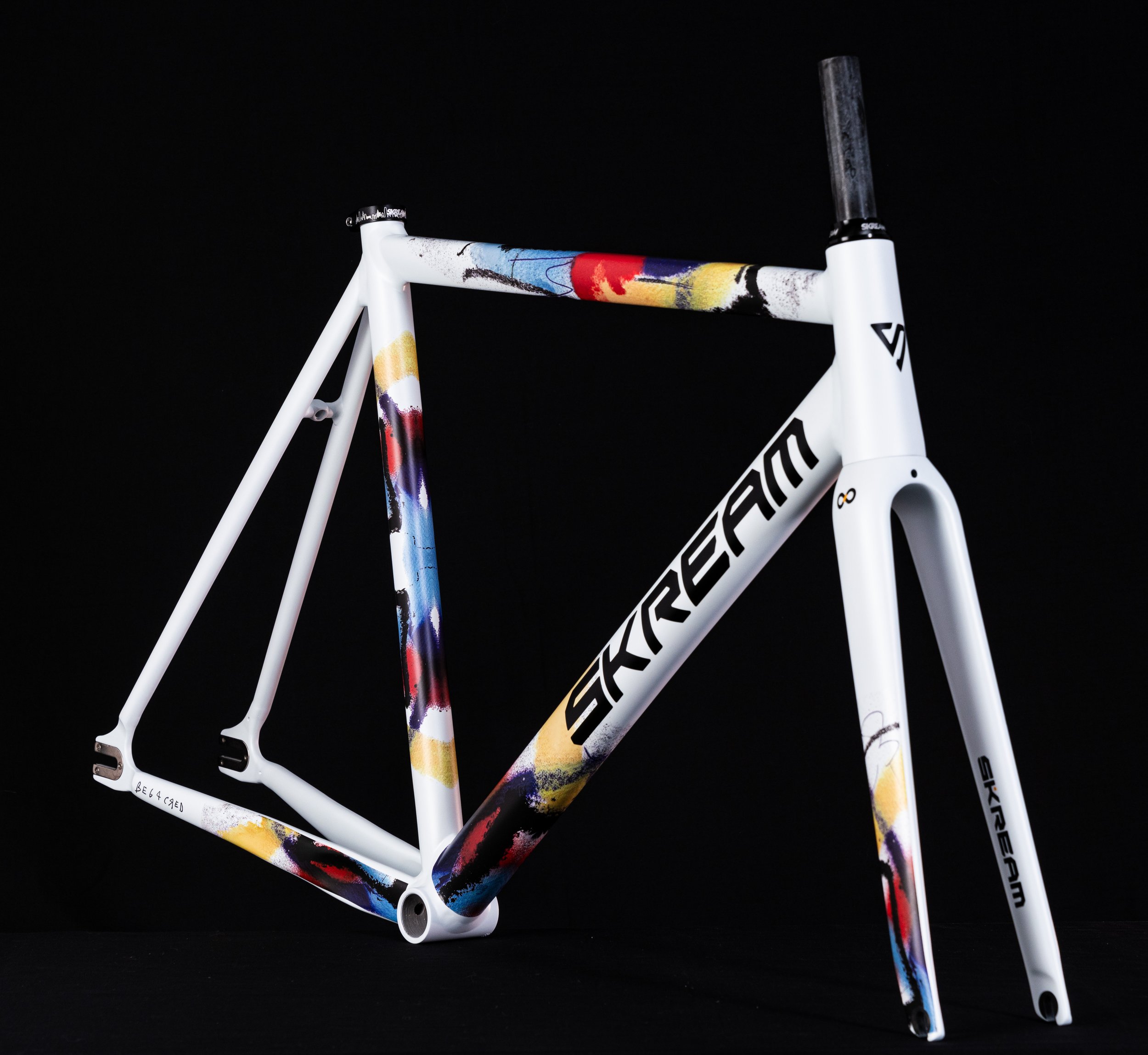 Fixed gear outlet frame