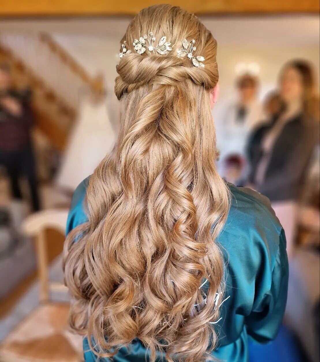 Maid of Honour ✨️ Long, heavy, non coloured hair can be the hardest to hold a curl! For this Style I did a curl and set first thing in the morning (curled, sprayed &amp; pinned up each individual curl) and then styled last just before the ceremony. L