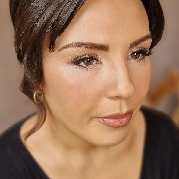 B R I D A L  M A K E ~ U P ✨️ for the gorgeous Gabriella using golden bronze tones for the eyes complemented with a cooler brown lip 🤍
&bull;
#bridalmua #bridalmakeup #bride #bromleymua #bromleyhairstylist #kenthairstylist #kentmua #bridal #makeup #