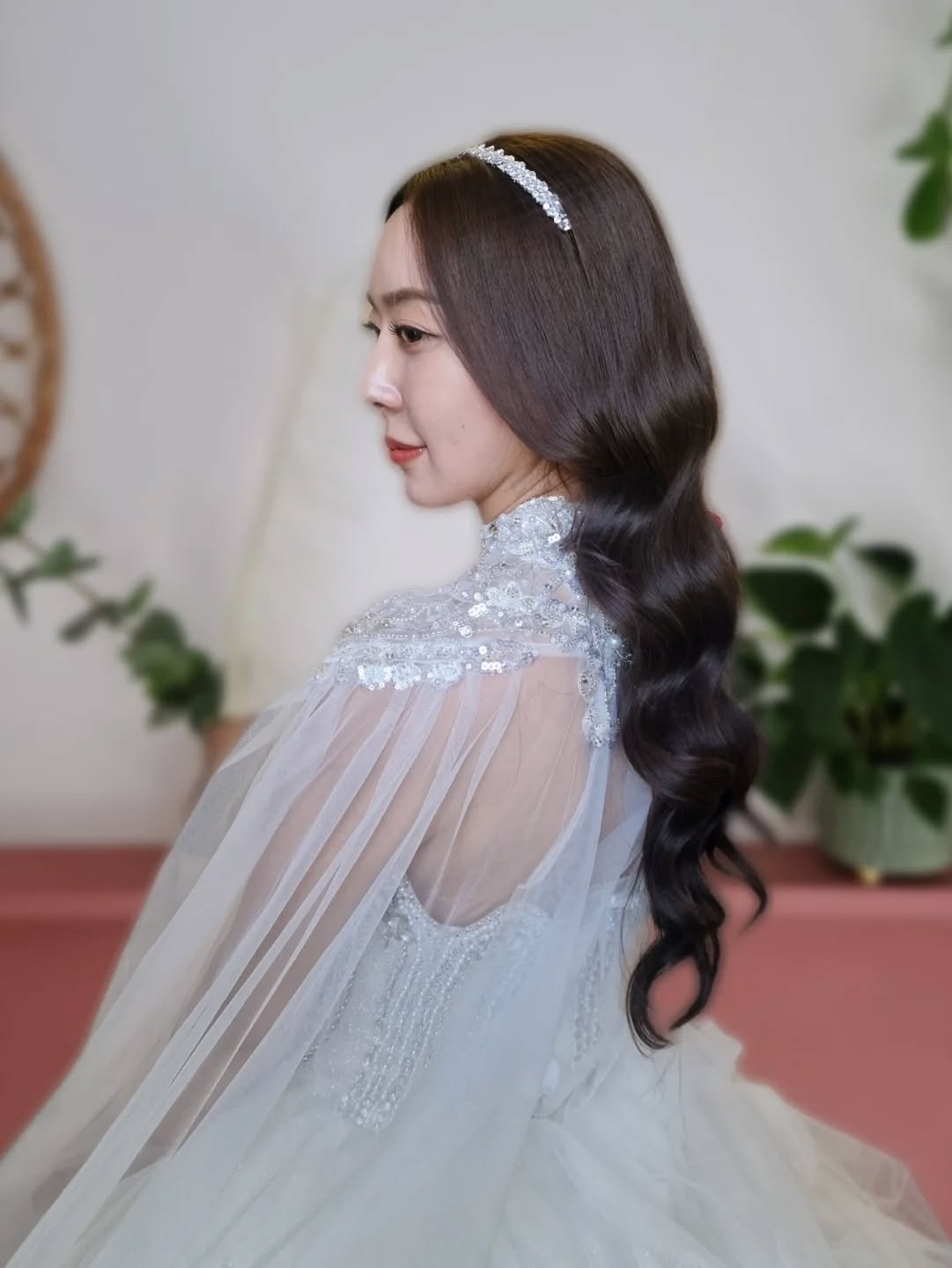 Serena 🤍  Went for beautiful soft waves to complement all the detail on her gorgeous dress 
&bull;
#princessbride #bridalhair #bridalhairstylistlondon
#southeastlondonwedding #bridalbeauty