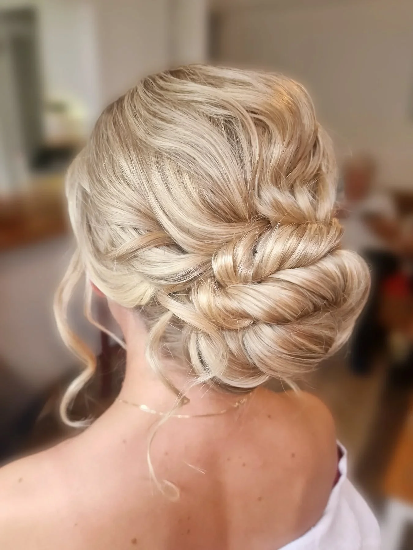 One of my fav styles this year for the lovely Clare ✨️
&bull;
#bohohair #bohobride #bridalhair #weddinghairstyle owbun #bridalmakeup #bride #bromleymua #bromleyhairstylist #kenthairstylist #kentmua #bridal #makeup #weddingmakeup #makeupartist #updo #