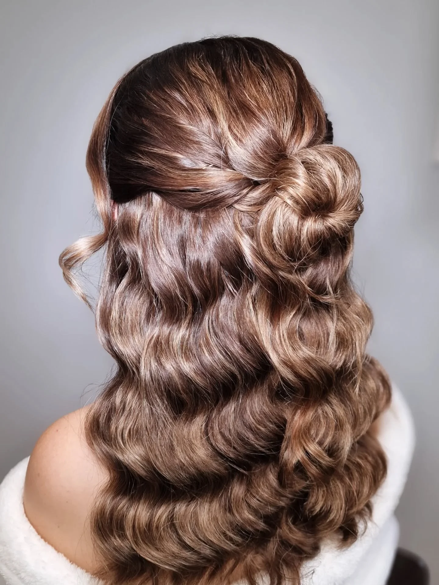 ✨️ A bridemaids favourite this year - soft waves with a half up bun 🤍
&bull;
#halfuphalfdownbun #glossyhair #softwaves #halfuphalfdown #bridalhair #londonweddings #bridalmakeup #bride #bromleymua #bromleyhairstylist #kenthairstylist #kentmua #bridal