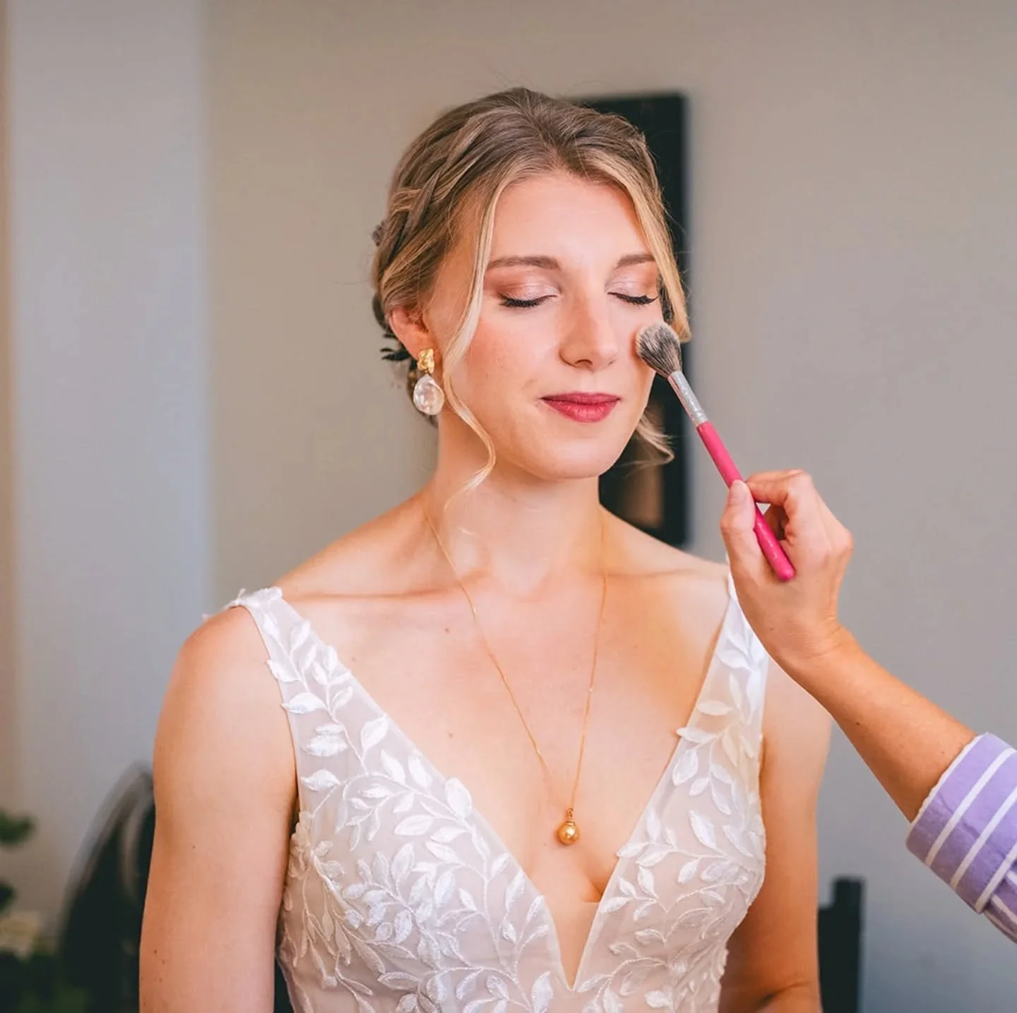 E V I ✨️ Beautiful getting ready pictures taken by @billingtonphoto 📸 
&bull;
Hair and make-up ~ @catpink_hairandmakeup 
Venue ~ @beckenhamplace 
&bull;
#bridalglow #softglam #naturalmakeup #greenwich #greenwichwedding #hairinspo #bridalhairinspo #b