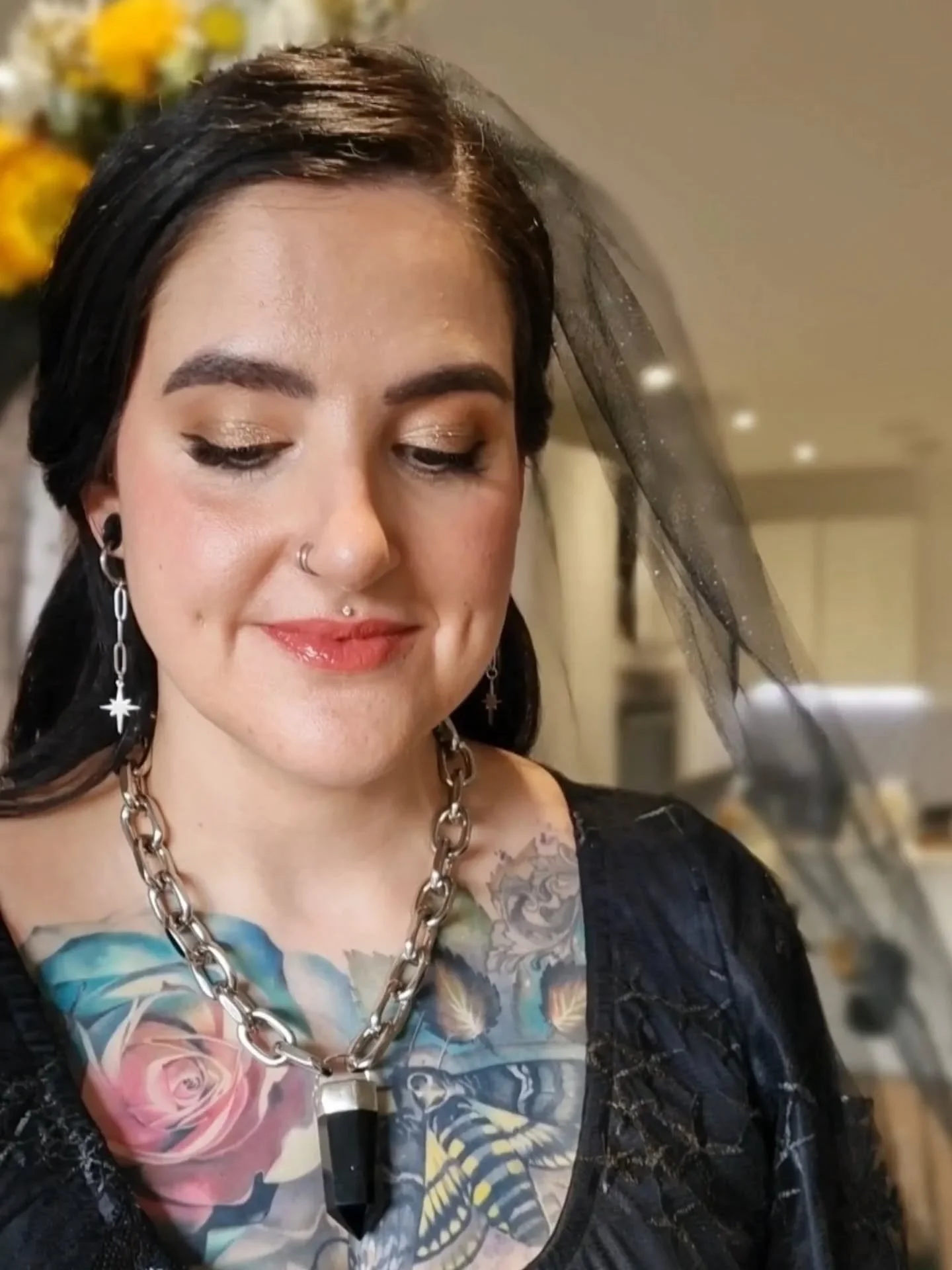 🖤 Laura was an absolute beauty bringing the sparkle in her black wedding dress &amp; Veil 🖤 Thank you for choosing me as your hair &amp; make-up Artist for your special day 🏵
&bull;
#bridalbeauty #blackweddingdress #alternativebride #bridalmualond