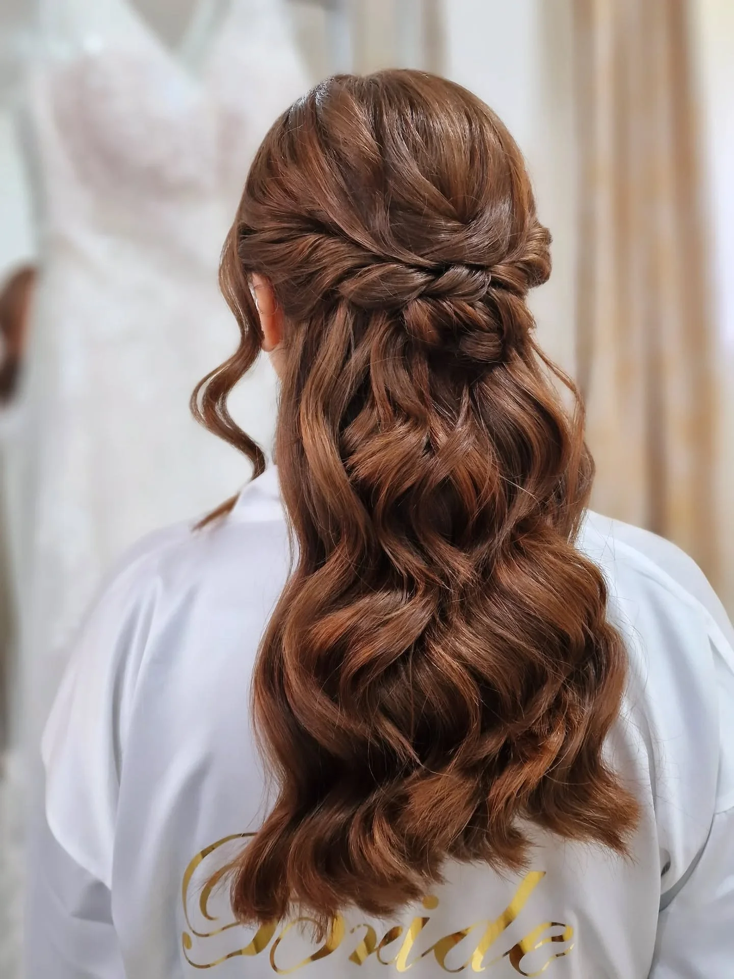 A M Y ✨️ Soft twisted half up half down waves for this lovely bride @coltsfordmill_wedding_venue 
&bull;
#bridalhairstyle #bridalhair #bridalhairstylist #bridalhairstylistlondon #halfuphalfdown