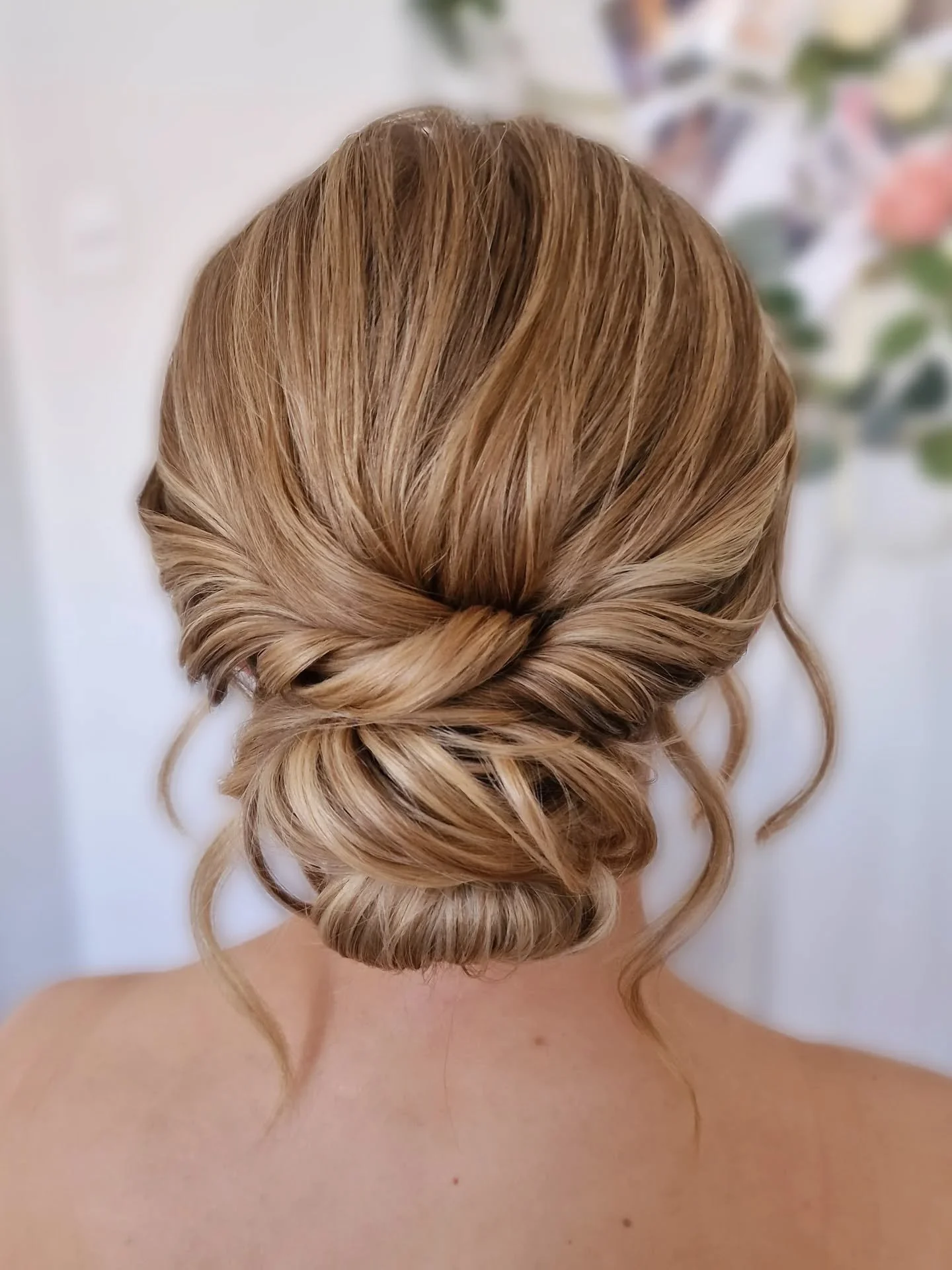 Twisted low bun with texture ✨️ Save for inspo 🤍
&bull;
#bridalbun #lowbun #bridalhairstylistlondon #bridalhairstyle #bridalinspiration