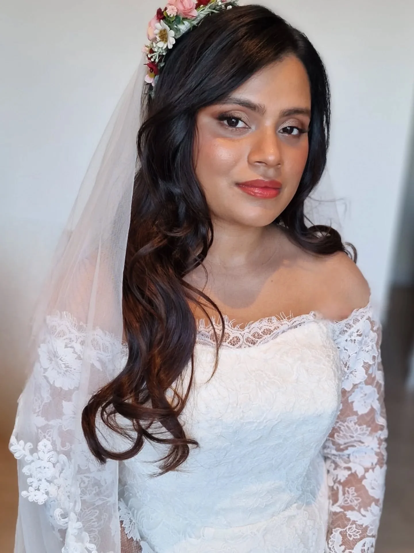 M A H A ⚘️ Gorgeous bouncy curls and a soft smokey eye with a peachy pink lip~ Thank you for trusting me as your hair and makeup Artist ✨️
&bull;
#bridalhairandmakeupartist #mualondon #muabromley #bridalhairstylistlondon #bridalinspiration