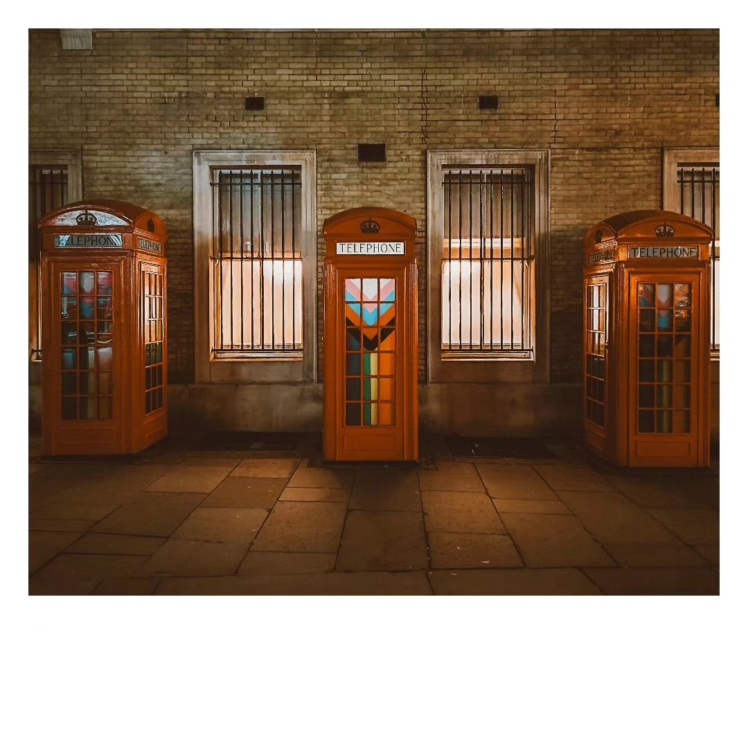 This one should be called 'the phone booth'
.
What's more iconic than the red phone boths in London? After so many years they r still standing but have now evolved into these open air more B minimalist looking ones.
.
#streetphotography #photography 