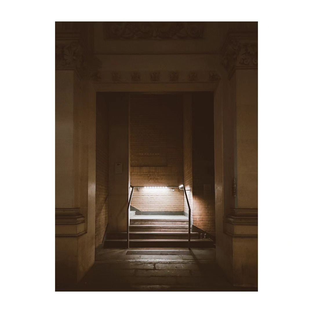 Stairs and doors can sometimes lead to new places.
.
#streetphotography #photography #london #cinematicphotography #photochallenge #onephotoaday #mcmart #theartofnoticing #londonnightlife #londonphotography #nightphotography