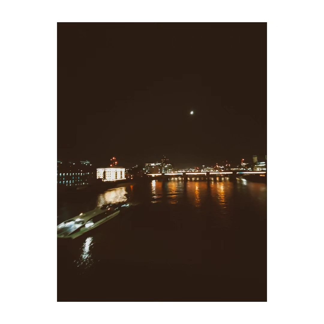 Admiring the night skyline.
.
#streetphotography #photography #london #cinematicphotography #photochallenge #onephotoaday #mcmart #creativity #theartofnoticing #xiomiphotography #night #nightphotography #abstractphotography #londonnightlife