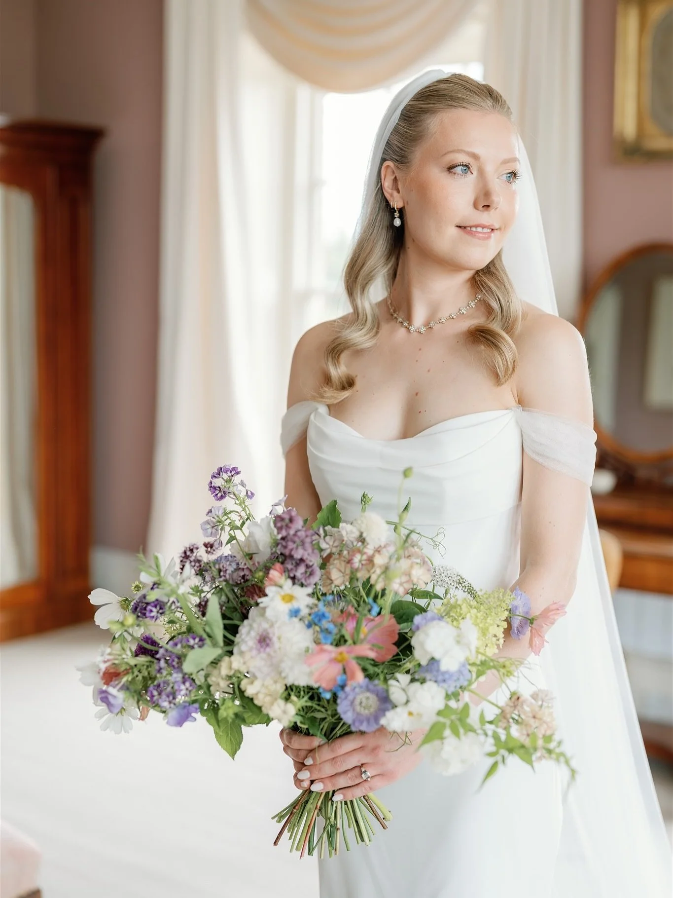 A few serene moments from Lauren&rsquo;s wedding morning at @berwick_house 🤍

Venue -  @berwick_house 
Planner &ndash; Jade @shropshireweddingsevents 
Videographer &ndash; @tomharringtonfilms 
Florals &ndash; @greendaisyfloral 
Makeup &ndash; @sarah