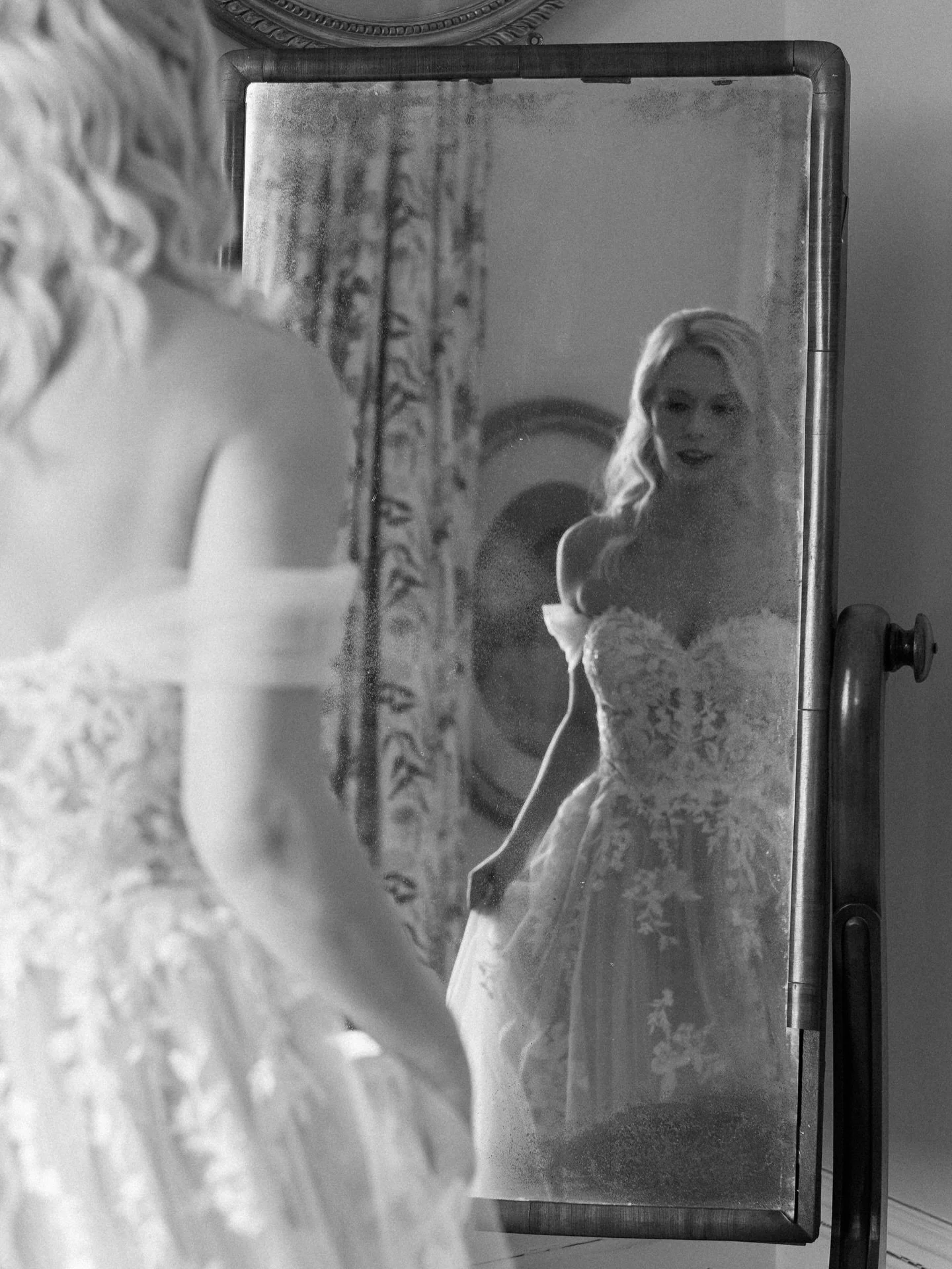 Lots of lovely galleries going out at the moment! 🤍 I&rsquo;m super busy working hard behind the scenes and loving reliving these gorgeous days 🤍 @kathryngifford98 @joshuagifford1 

Venue @capesthorne_hall 
Dress @enzoani @surrey_brides 
Make up @s