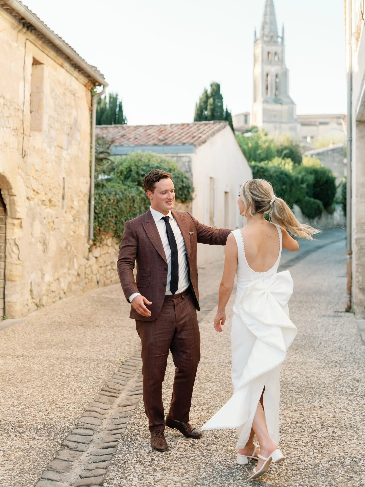 Dancing in the streets of Saint-&Eacute;milion. There&rsquo;s no better way to spend the evening before your big day 🤍🤍

@alexbelan11 @erin.taylor.belan @marrymeinfrance @robbie.wei14 

#destinationweddingphotographer #destinationwedding #saintemil