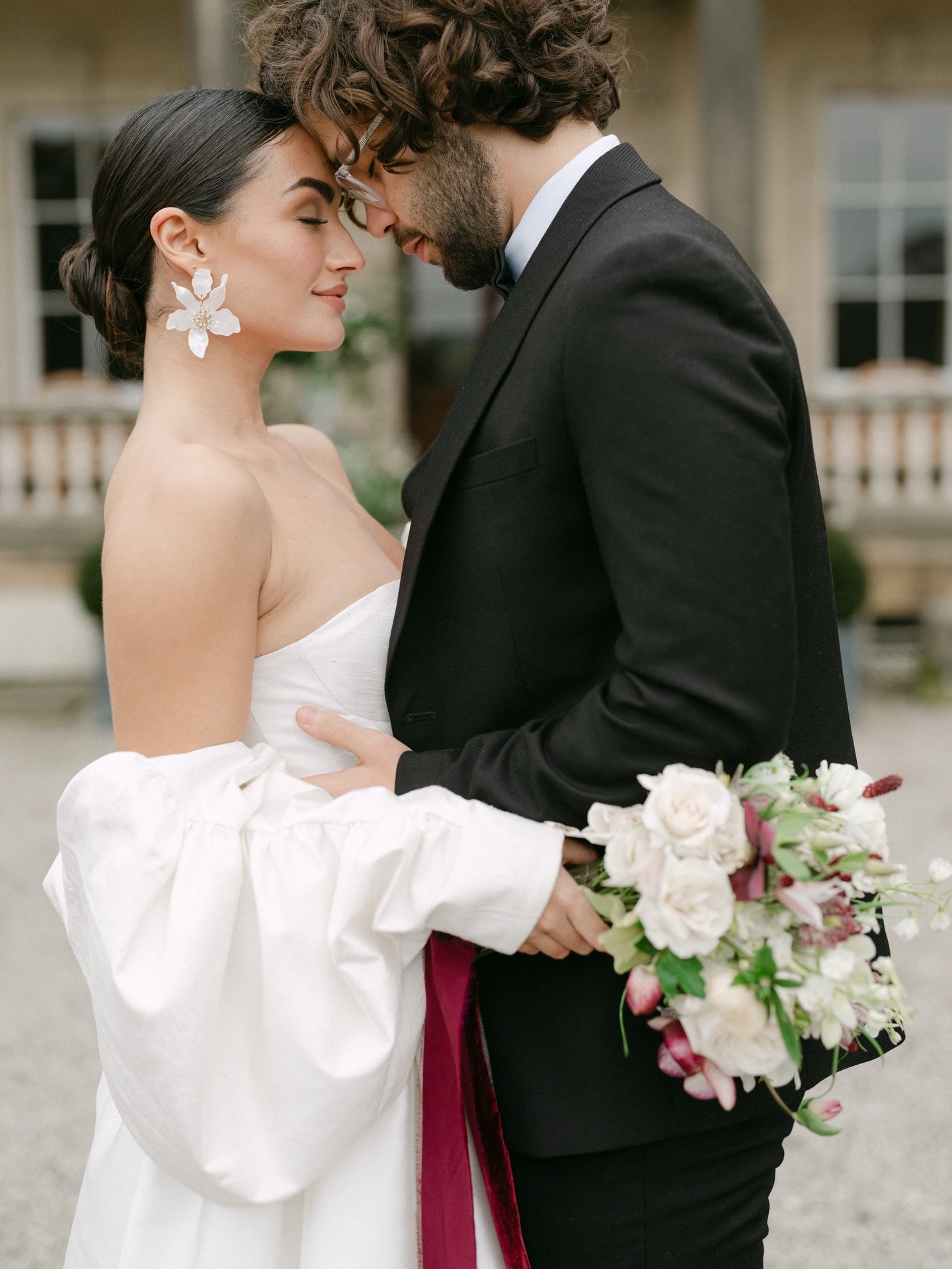 So grateful to have been part of this breathtaking editorial at @birdsall.house 🤍
Historic walls, fashion forward romance, and the kind of creative, talented collaboration that reaffirms why I adore working in weddings. 🤍

Planning - @lmjweddingpla