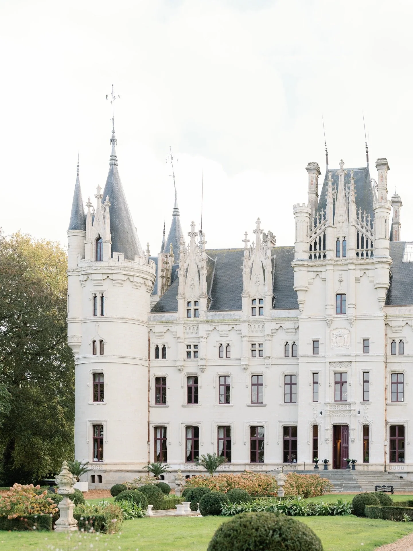 The magnificent Ch&acirc;teau Challain 🤍🤍 what a joy it was to be a part of this beautiful day! 

Shot while second shooting for @saracooperphotography 🤍

Venue @chateauchallain 
Florals @misterbrettevents 
Mua @kristi.grimm.brides 

#chateauchall
