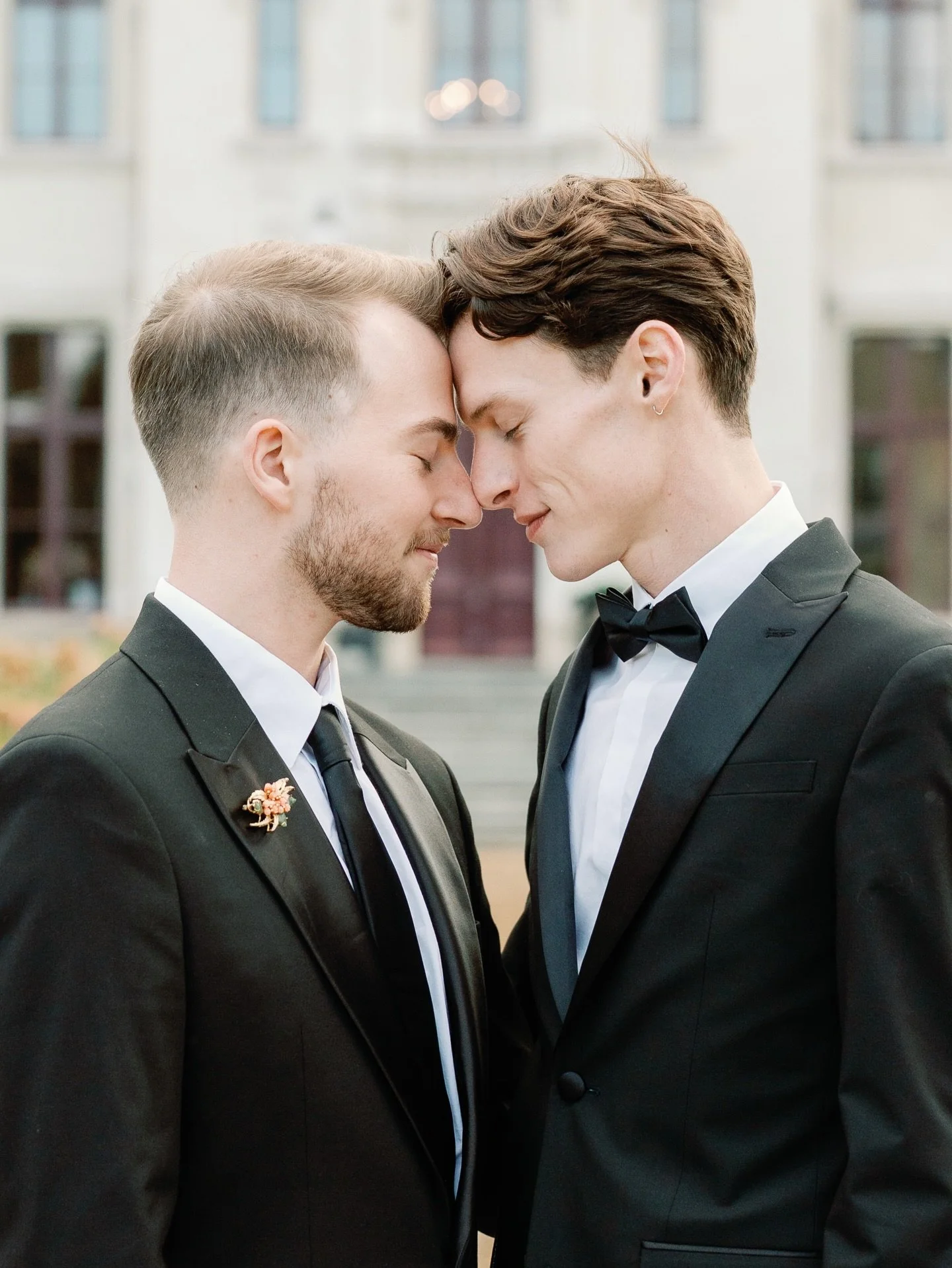 Fairytale moments outside @chateauchallain 🤍

Shot while second shooting for the lovely @saracooperphotography 🤍

Venue @chateauchallain 

#chateauchallain #destinationweddingphotographers #destinationwedding #chateauchallainweddingphotographer #gr