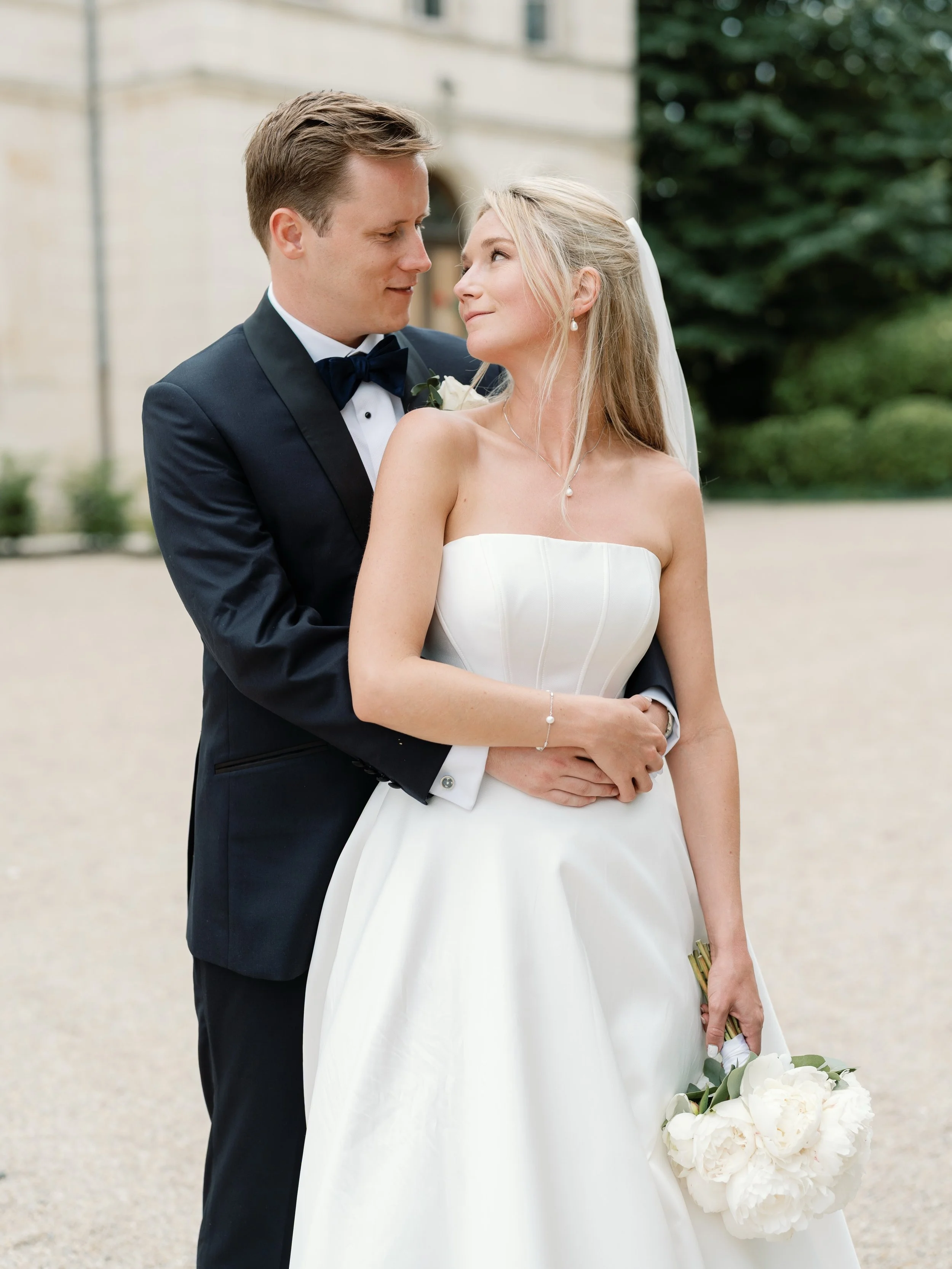 The way they looked at each other! 🤍 Last weekend at @chateaufengari was an absolute dream! Sophie &amp; Adam&rsquo;s day was packed full of love, pure elegance and Oysters! Perfection 🤍

Venue @chateaufengari 
Planner @marrymeinfrance 
Photographe