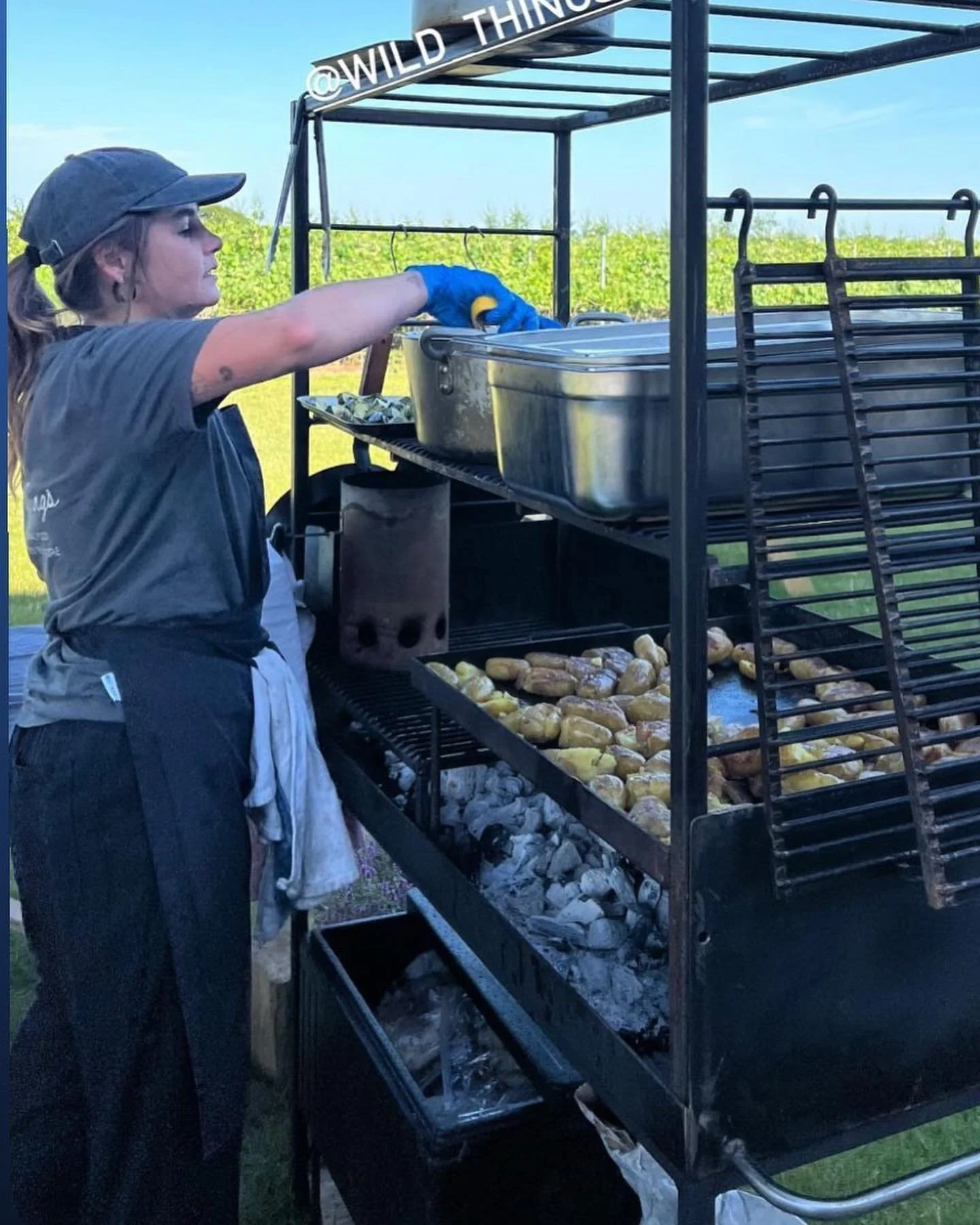Thank you for having us @burnthousevineyard ! It was a pleasure to cook in your beautiful space and share our food with your lovely customers🥂🔥🌞

We served a @wildfarmed flatbread, with smoked @palfreyandhall lamb shoulder or courgettes &amp; labn