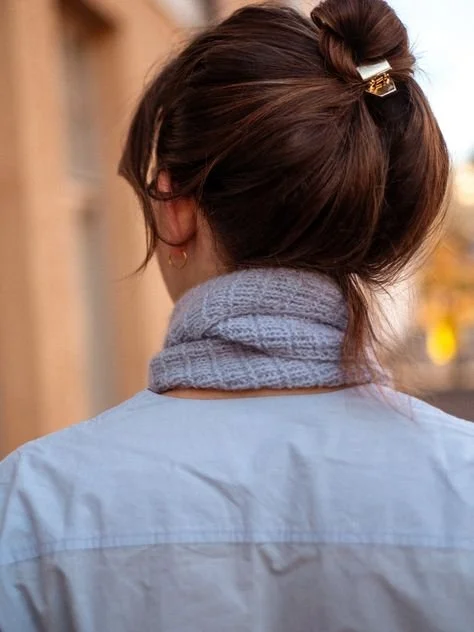 stay-extra-toasty-scarf-knitted-scarf-back-view-texture.jpg
