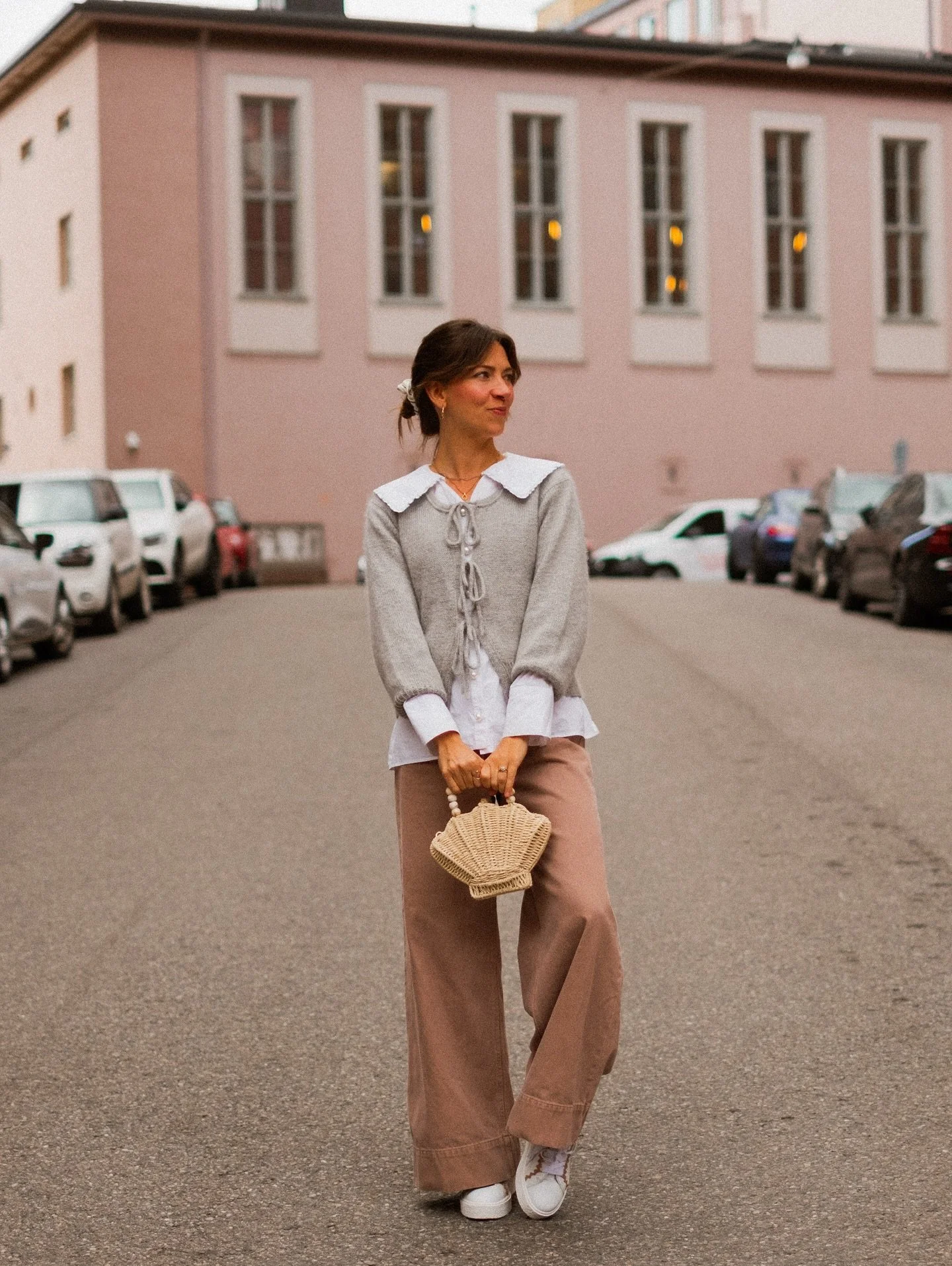 The season of layering is officially upon us! 🥳 Me and Juki were out taking  photos the other day, and I knew I wanted to wear my gray Picnic Cardigan paired with my dusty pink jeans. I’m forever obsessed with the pink-and-gray combo 💕 The ca