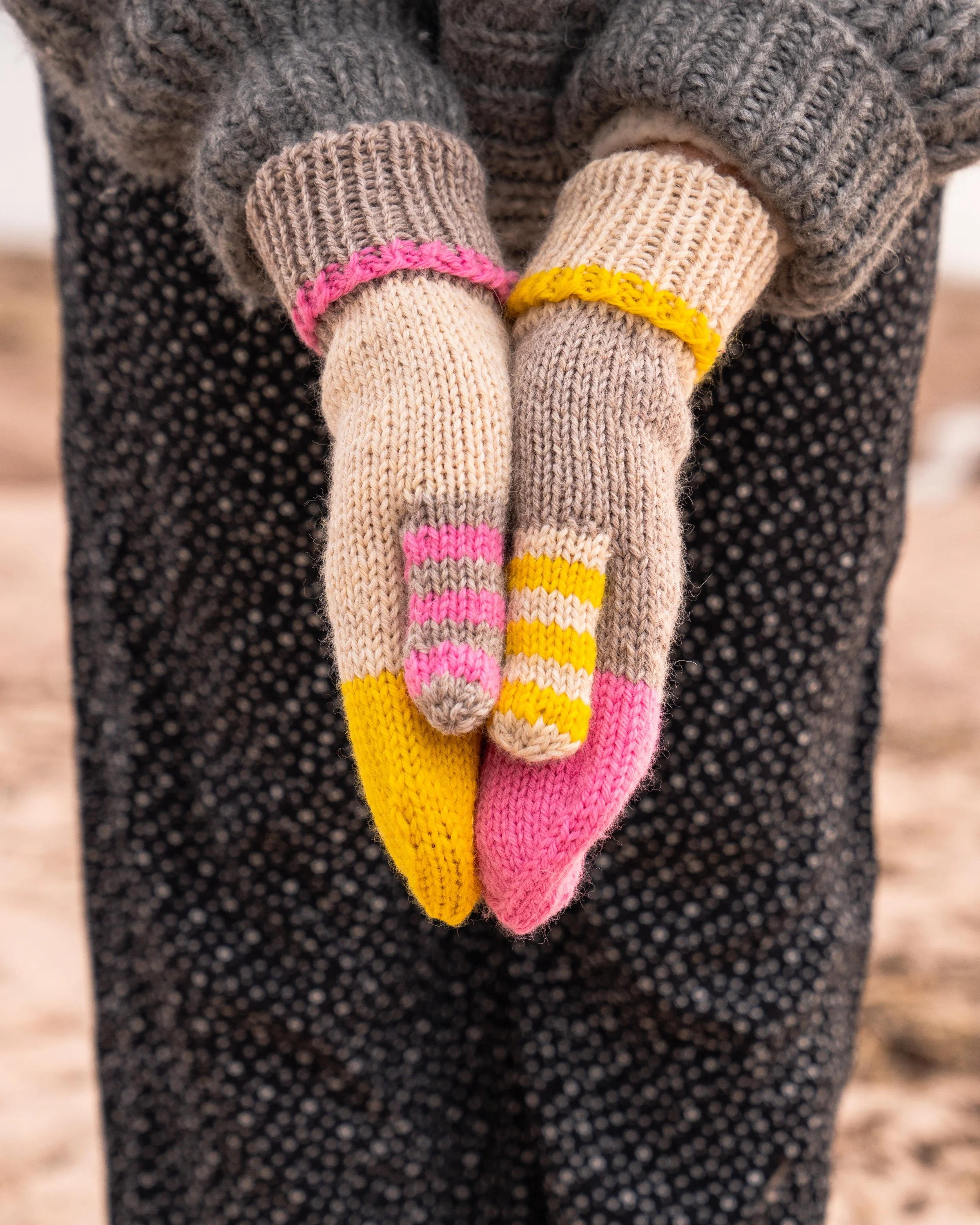 lollipop-mittens-knitting-pattern-wool-stripes.jpg