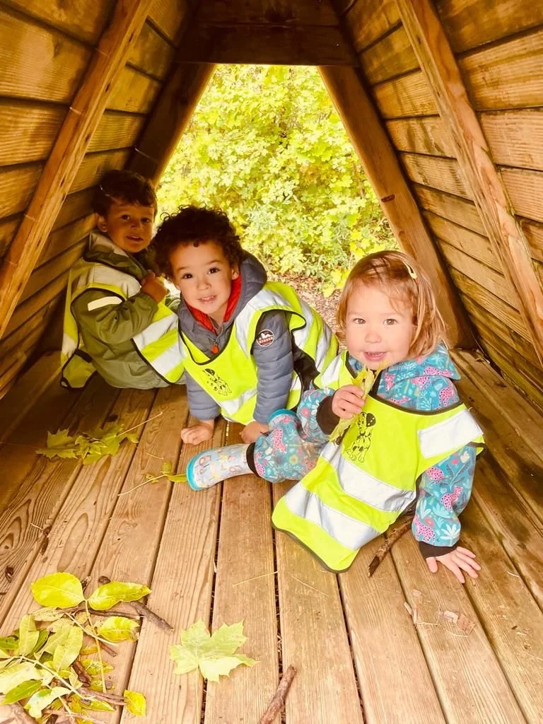 enfants jouant dans une cabane dans une école Montessori à Lancy