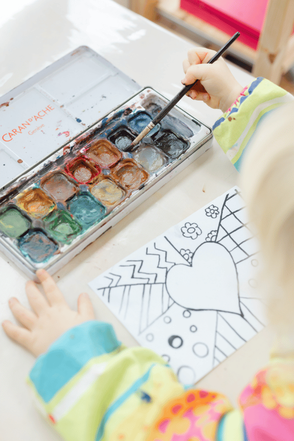 ecole-montessori-geneve-atelier-peinture.png