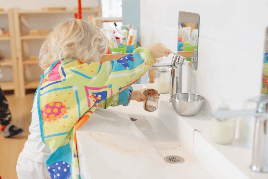 ecole-montessori-geneve-autonomie-lavage.png