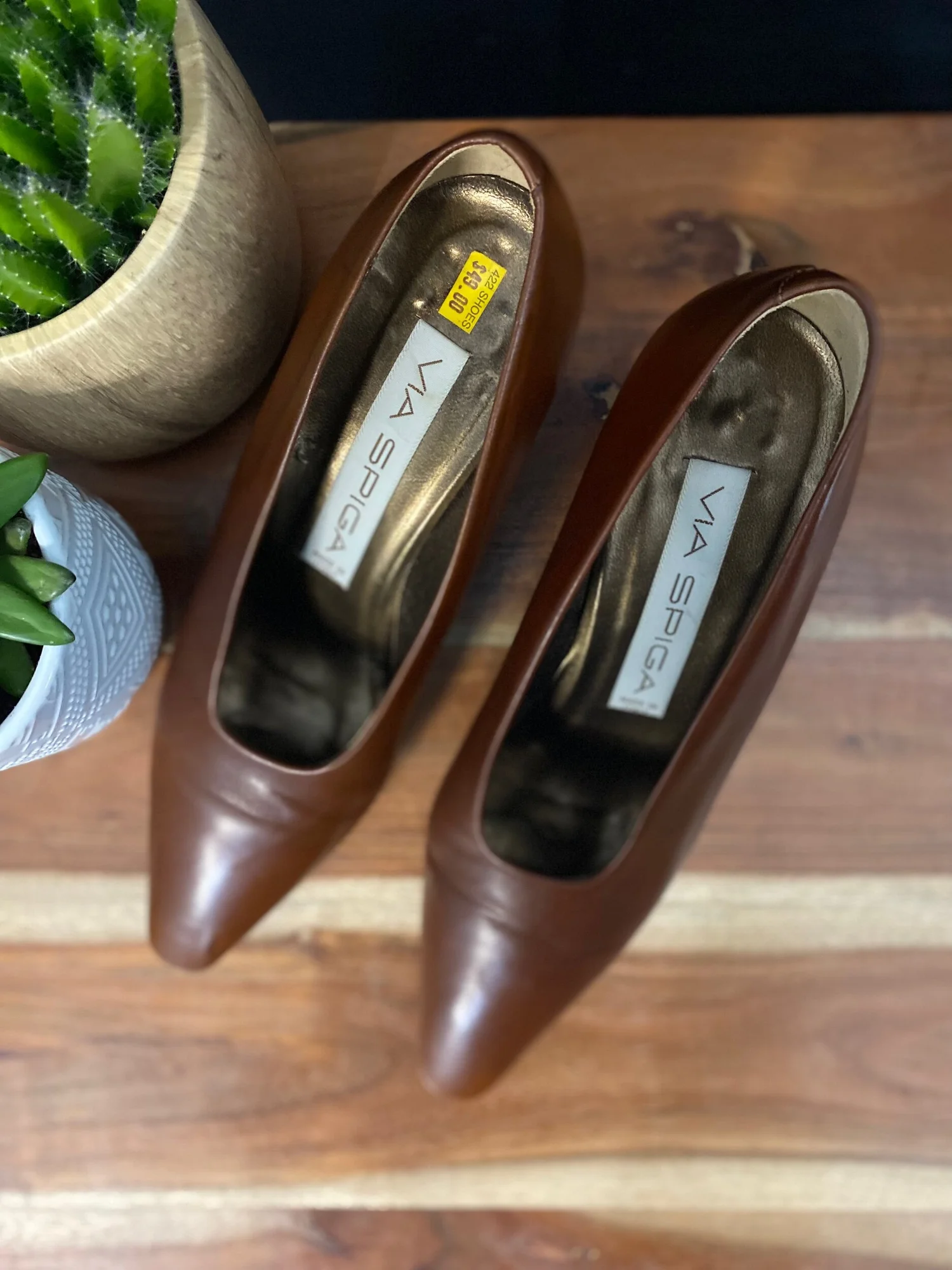 via spiga dress shoes Vintage Heels 1990's soft lambskin leather lining  cushions the foot for immediate comfort and a broken Via spiga vintage yellow croc