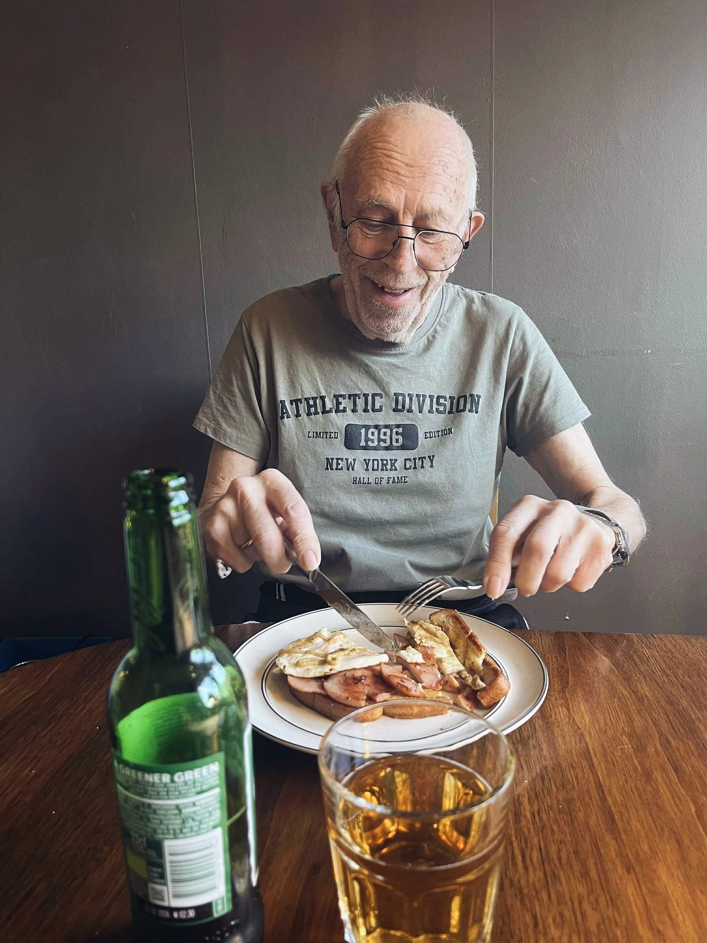 H&auml;r &auml;r det stekt korvmacka &amp; en s&ouml;ndags&ouml;l! Hoppa alla haft en trevlig helg! 🍺🤩