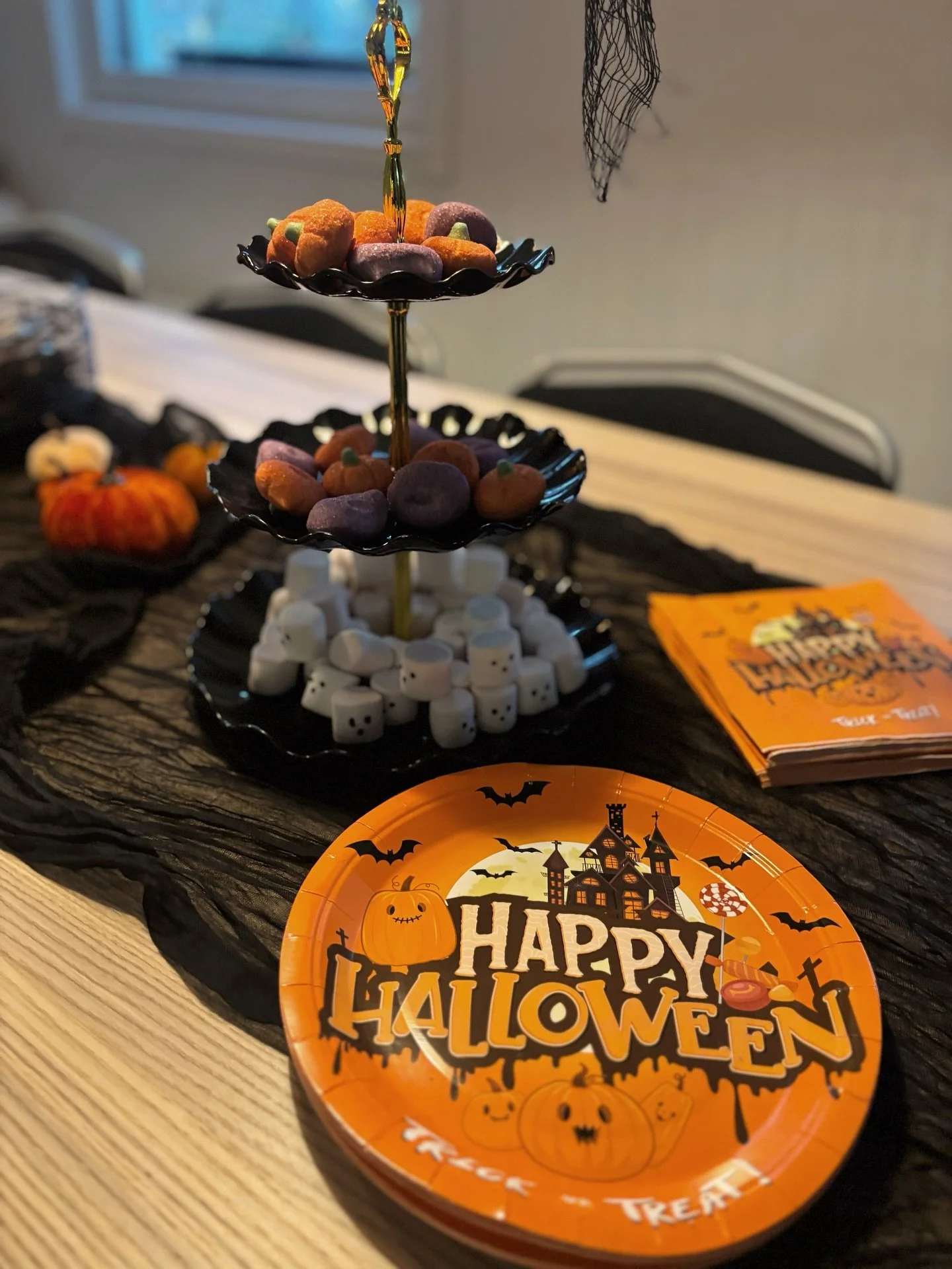 Wow! 🎃 V&aring;r fantastiska kollega Lena har verkligen g&aring;tt all in med Halloweenpyntet p&aring; kontoret i Matfors🕸️🦇 Stort tack f&ouml;r att du sprider b&aring;de kreativitet och h&ouml;stgl&auml;dje h&auml;r p&aring; jobbet! 🍬👻
#hallowe