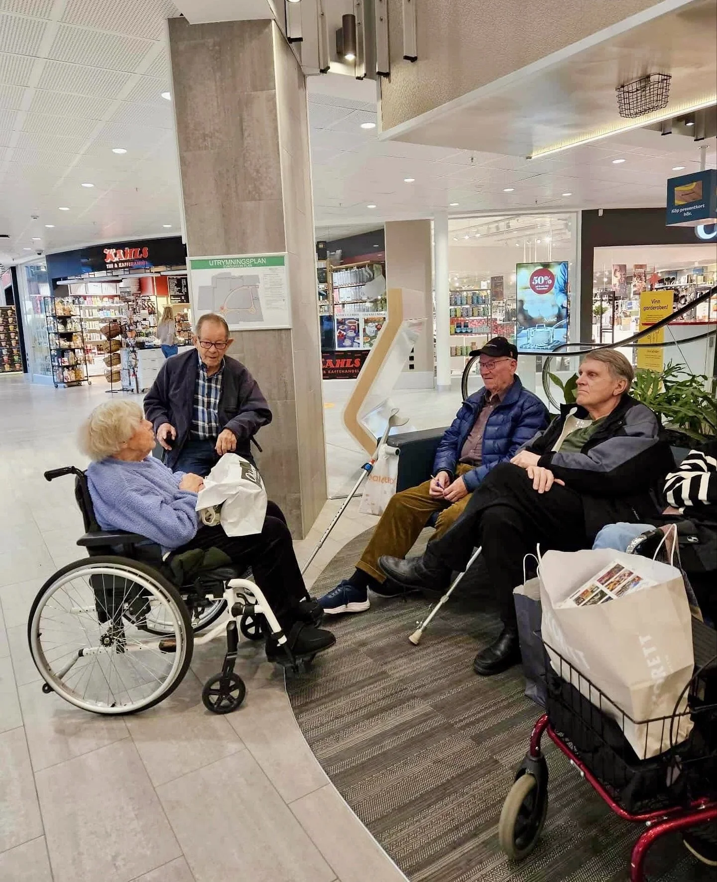 Shoppingg&auml;nget p&aring; &auml;ventyr! 🛍️

H&auml;r intog vi Birsta City med rullatorer, k&auml;ppar och gott hum&ouml;r 😌 Det blev lunch och lite shopping, roligt att g&ouml;ra saker tillsammans! En toppendag med h&auml;rligt s&auml;llskap och