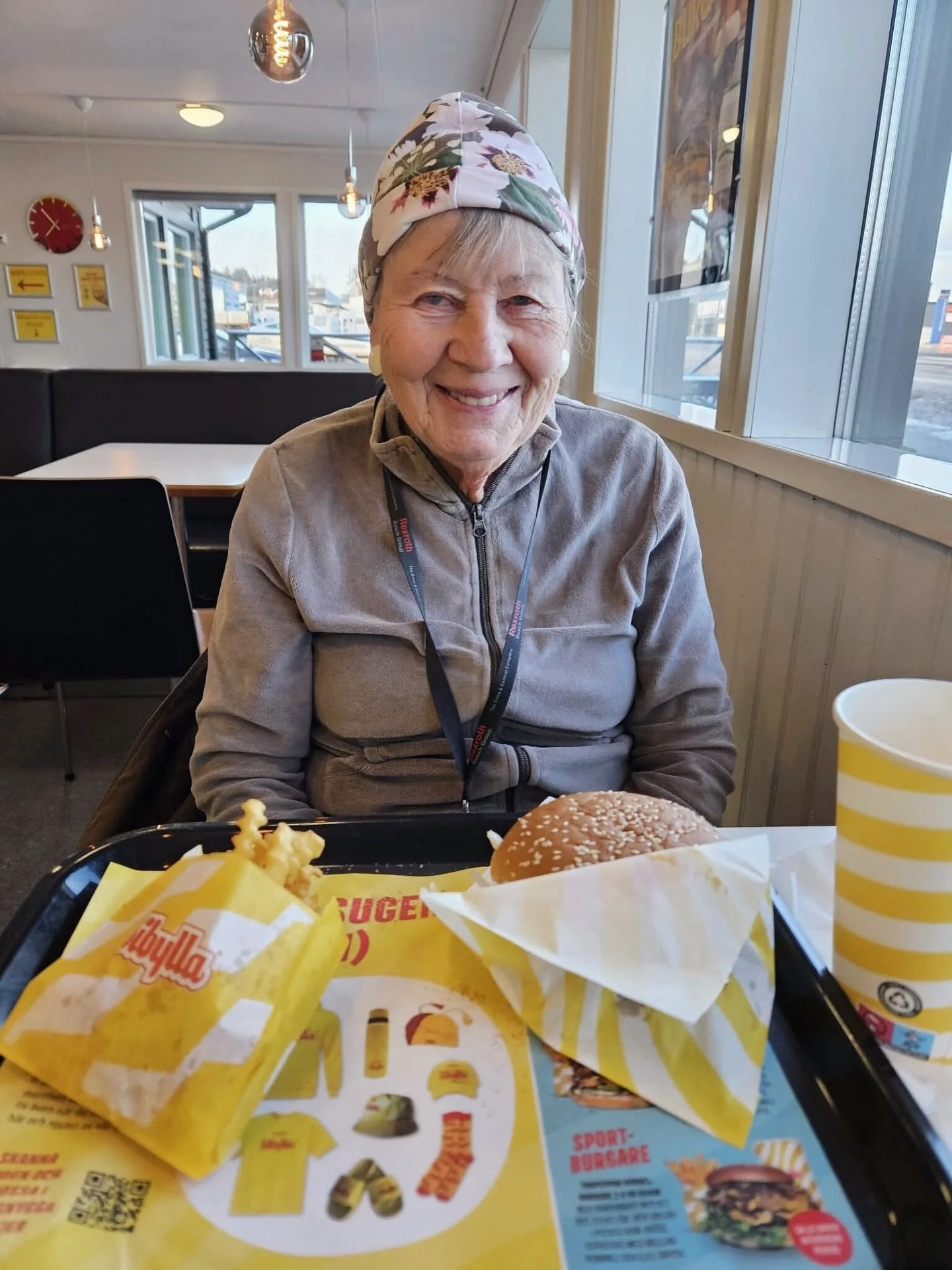 Ig&aring;r fick vi h&auml;nga med denna h&auml;rliga dam till Aln&ouml; HC 💚 Efter&aring;t fortsatte vi dagen med en riktigt trevlig lunch p&aring; Sibylla i Nacksta 🍔✨