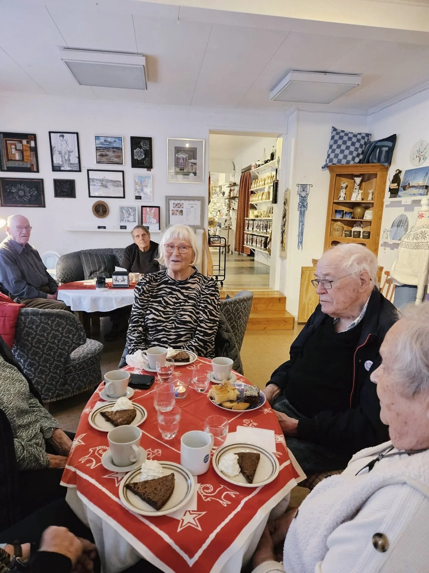 Ett bes&ouml;k p&aring; St&ouml;de Form fick det bli i veckan! 🌟

&hellip;och vilket mysigt stopp det blev! God fika, och h&auml;rligt s&auml;llskap runt borden ☕️🍰