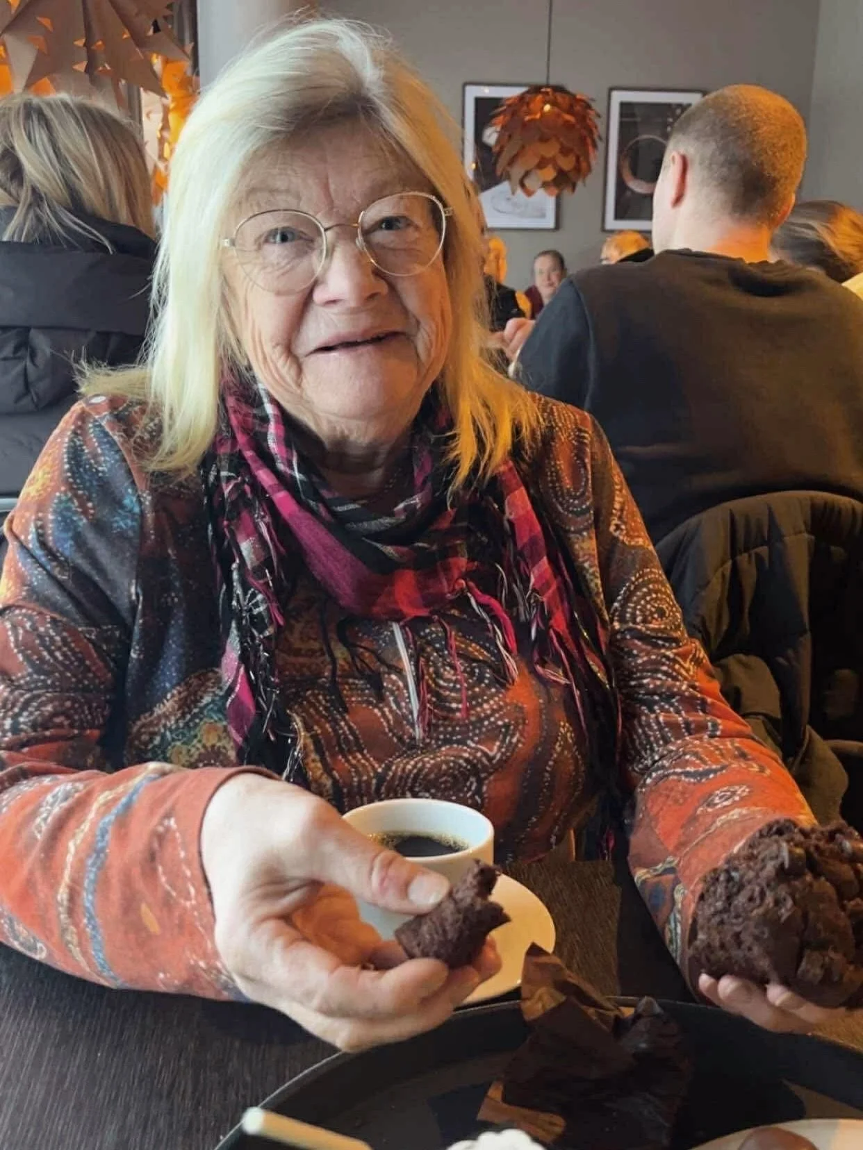 Fika smakar alltid b&auml;ttre i gott s&auml;llskap ☕️👩🏼&zwj;🤝&zwj;👩🏽

Nybakade bullar ena dagen, och prova ett nytt fik n&auml;sta. Att f&aring; dela dessa stunder i vardagen med v&aring;ra kunder betyder mycket f&ouml;r oss 💚