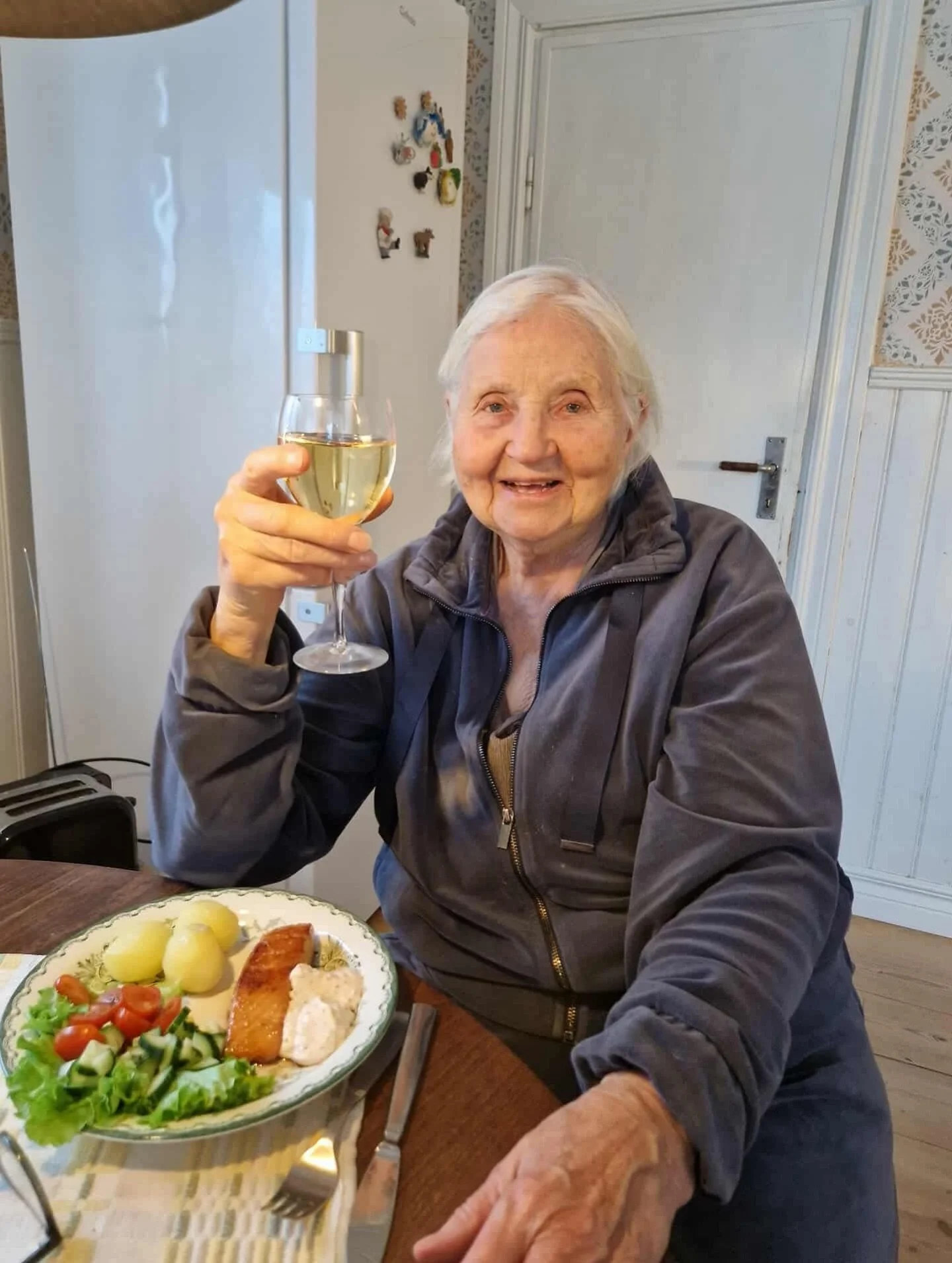Att f&aring; &ouml;nska sin favoritmat g&ouml;r firandet extra speciellt 💚 Dagmar firades i efterskott f&ouml;rra veckan med potatis, lax med roms&aring;s och sallad. Till det skulle man sj&auml;lvklart dricka ett glas chardonnay 🥂