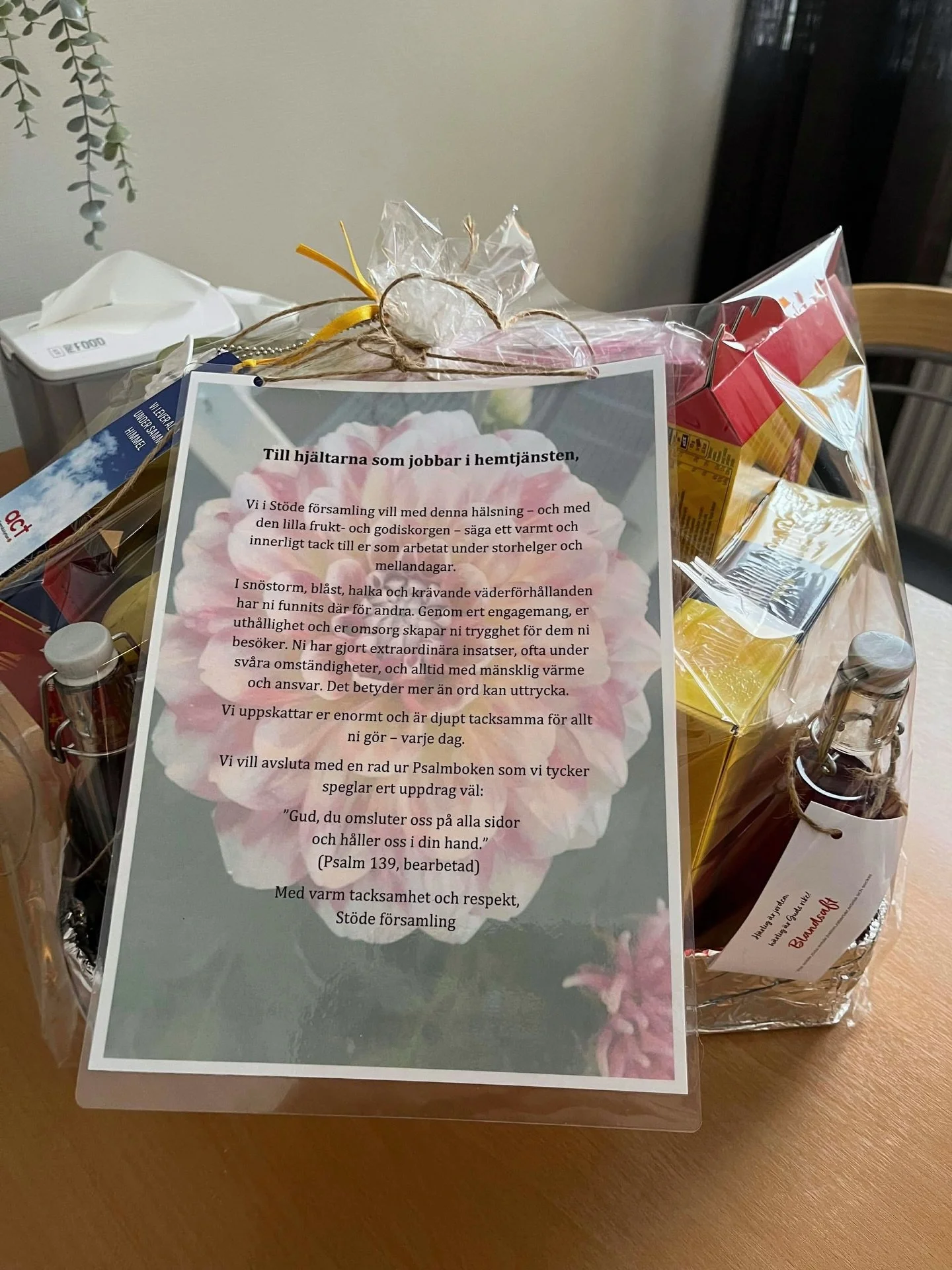 Sm&aring; gester kan g&ouml;ra mycket 🤗💚

Vi &auml;r otroligt tacksamma f&ouml;r den fina korgen och de v&auml;rmande orden vi f&aring;tt fr&aring;n kyrkan och St&ouml;de f&ouml;rsamling. Det ger energi, stolthet och motivation i v&aring;rat daglig