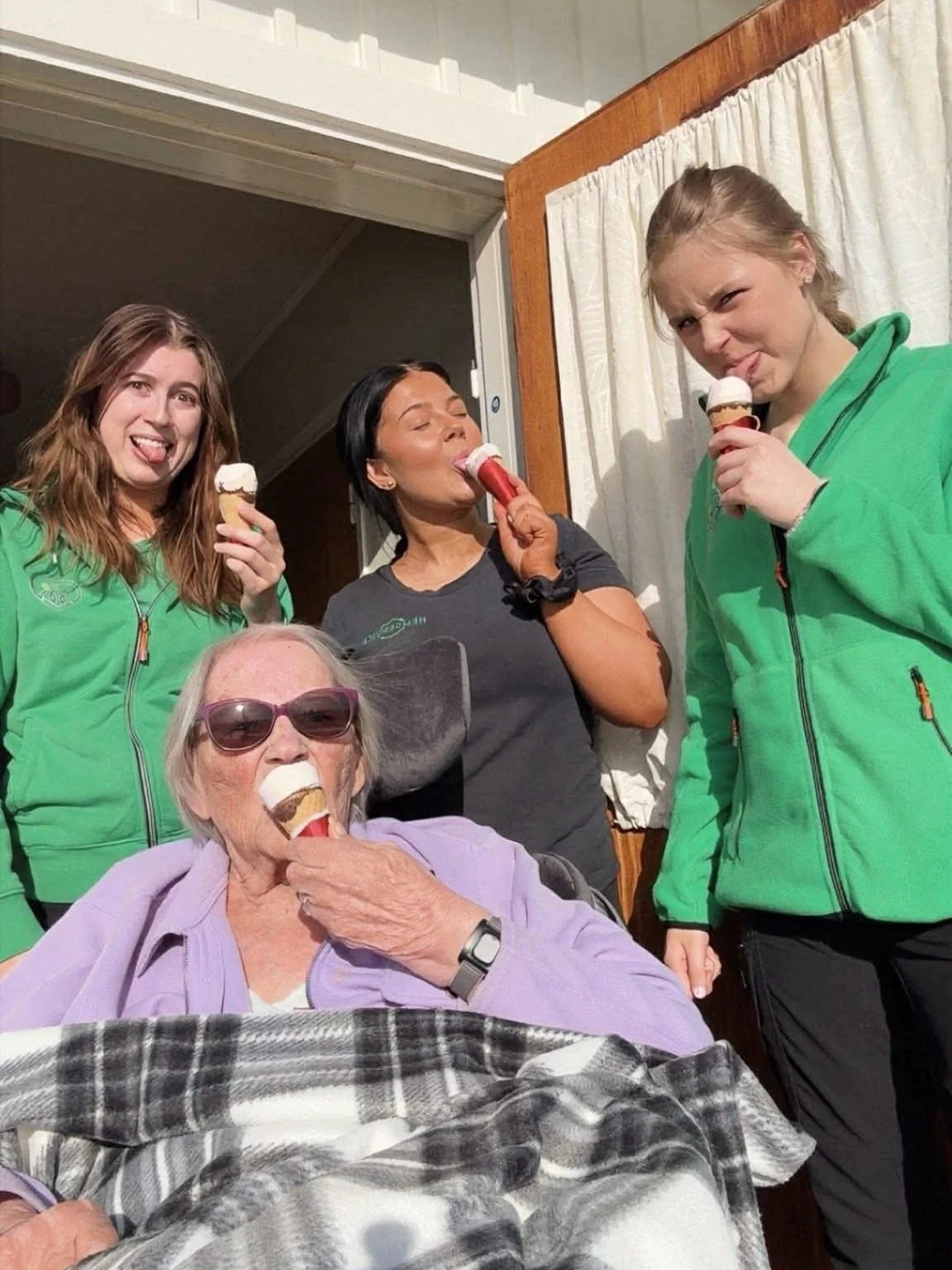 Glad m&aring;ndag! 💚

Aktiviteter &auml;r en viktig del av v&aring;r vardag p&aring; jobbet. Genom socialt umg&auml;nge, sm&aring; utflykter och gemensamma stunder vill vi bidra till b&aring;de gl&auml;dje, r&ouml;relse och &ouml;kad livskvalitet i 