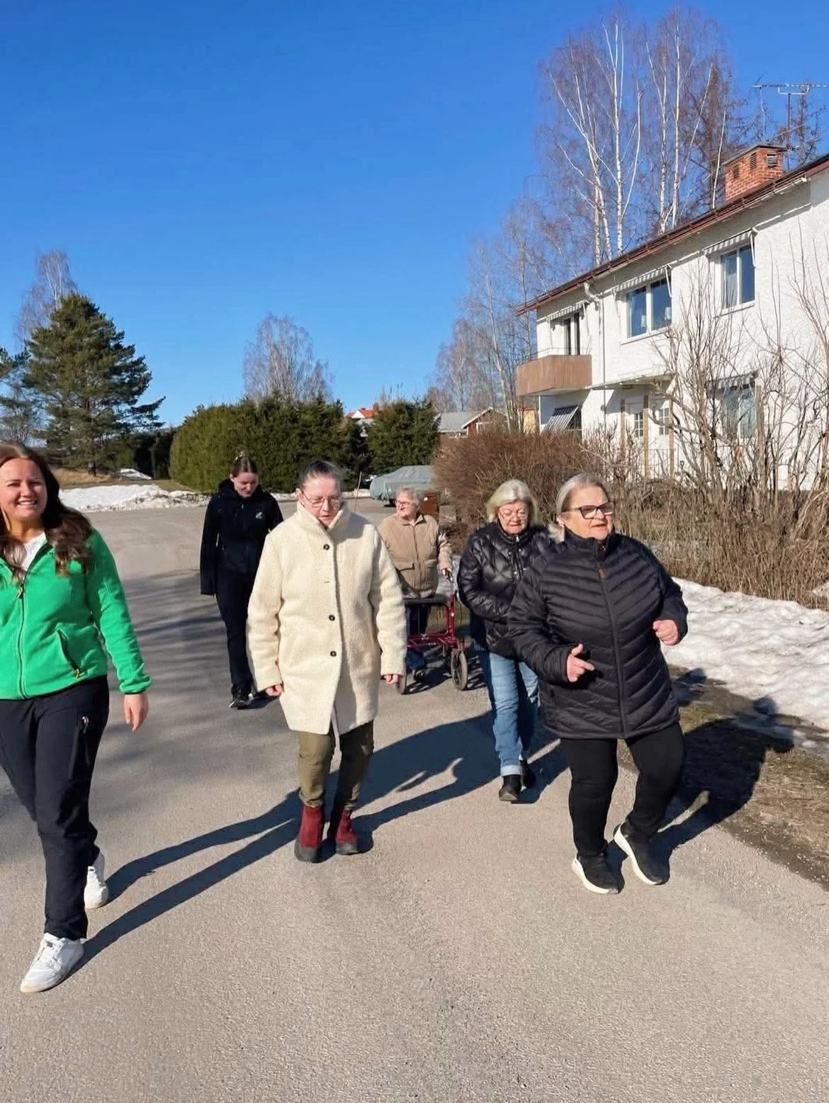 V&aring;rsol, frisk luft och bra s&auml;llskap 🌸

Vi tog en promenad i v&aring;rv&auml;dret och avslutade med fika tillsammans. N&aring;gra saker som ger v&auml;lm&aring;ende och livskvalitet ☀️